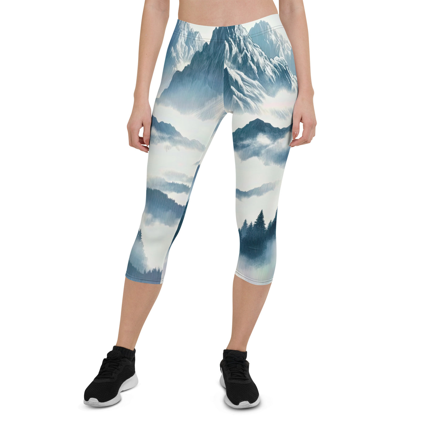 Nebeliger Alpenmorgen-Essenz, verdeckte Täler und Wälder - Capri Leggings (All-Over Print) berge xxx yyy zzz XL