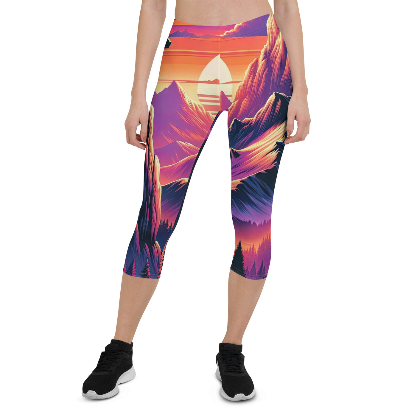 Alpen-Sonnenuntergang mit Bär auf Hügel, warmes Himmelsfarbenspiel - Capri Leggings (All-Over Print) camping xxx yyy zzz XL