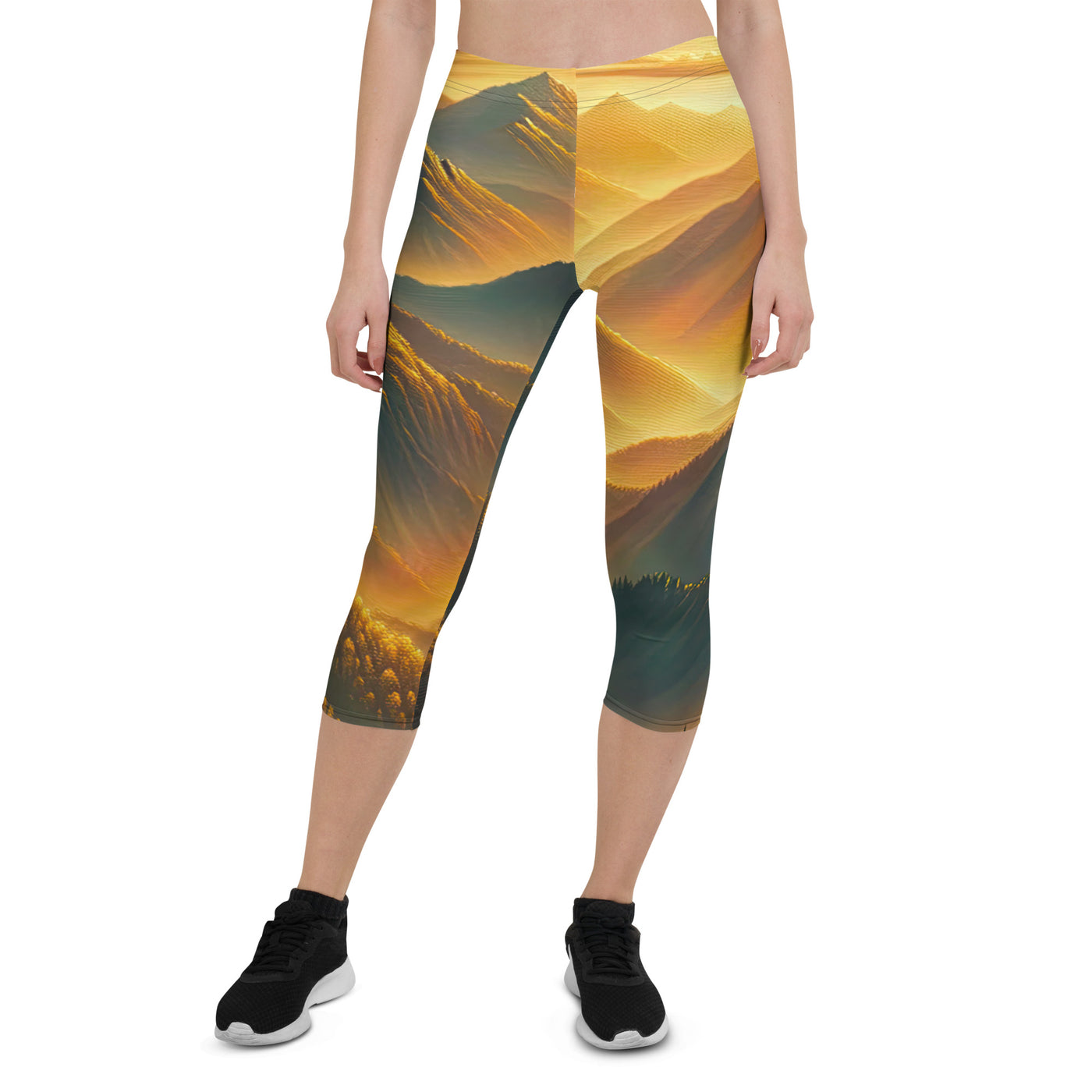 Ölgemälde der Berge in der goldenen Stunde, Sonnenuntergang über warmer Landschaft - Capri Leggings (All-Over Print) berge xxx yyy zzz XL