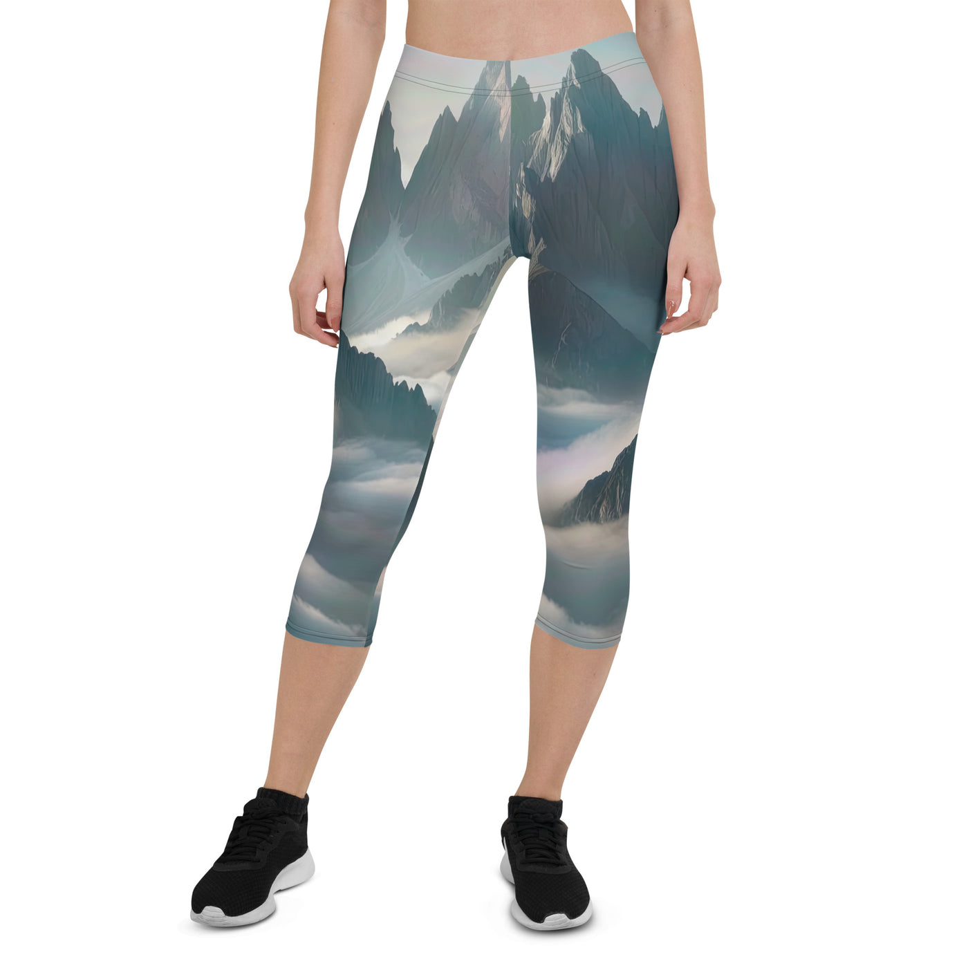 Foto eines nebligen Alpenmorgens, scharfe Gipfel ragen aus dem Nebel - Capri Leggings (All-Over Print) berge xxx yyy zzz XL