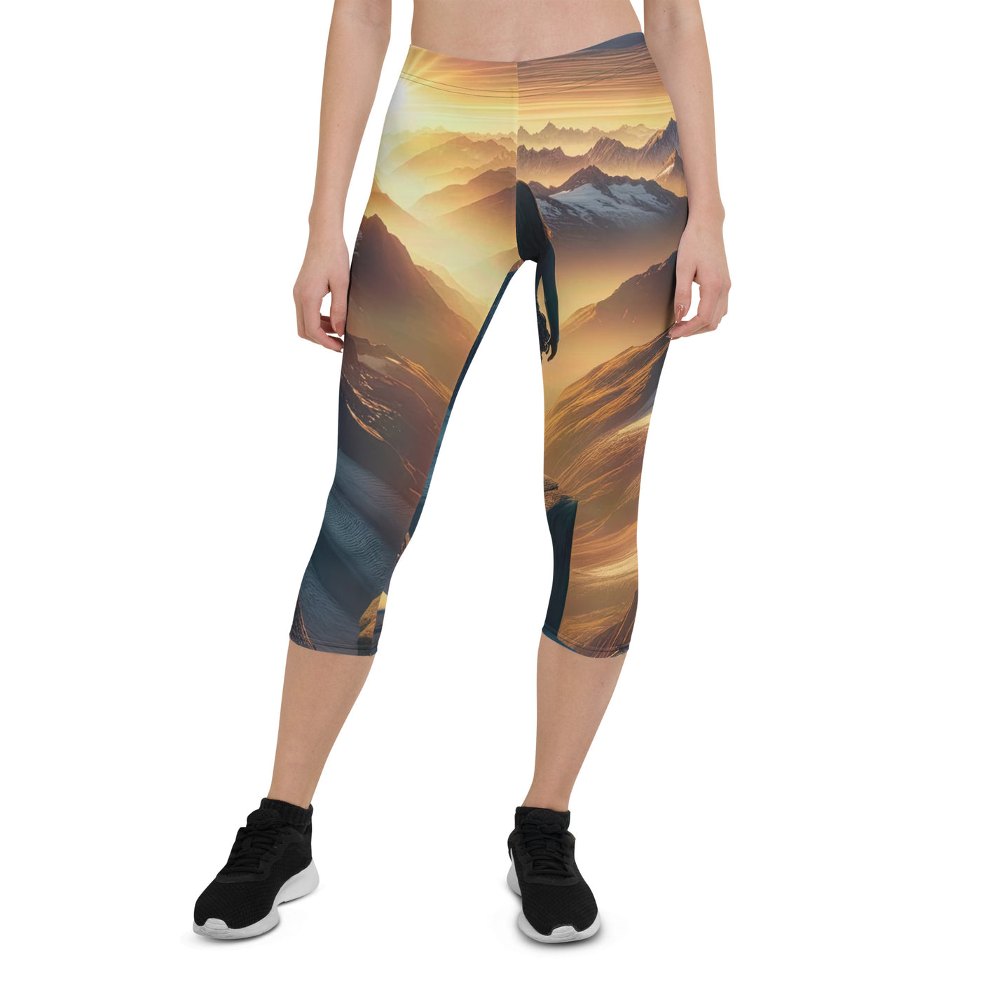 Fotorealistische Darstellung der Alpen bei Sonnenaufgang, Wanderin unter einem gold-purpurnen Himmel - Capri Leggings (All-Over Print) wandern xxx yyy zzz XL