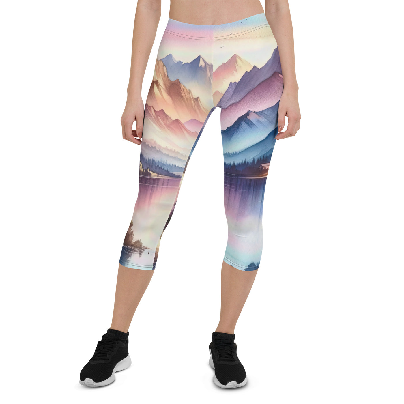 Aquarell einer Dämmerung in den Alpen, Boot auf einem See in Pastell-Licht - Capri Leggings (All-Over Print) berge xxx yyy zzz XL