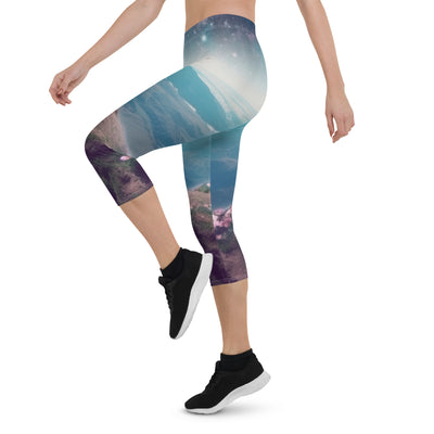 Frau sitzt auf Berg – Cosmos und Sterne im Hintergrund - Landschaftsmalerei - Capri Leggings (All-Over Print) berge xxx