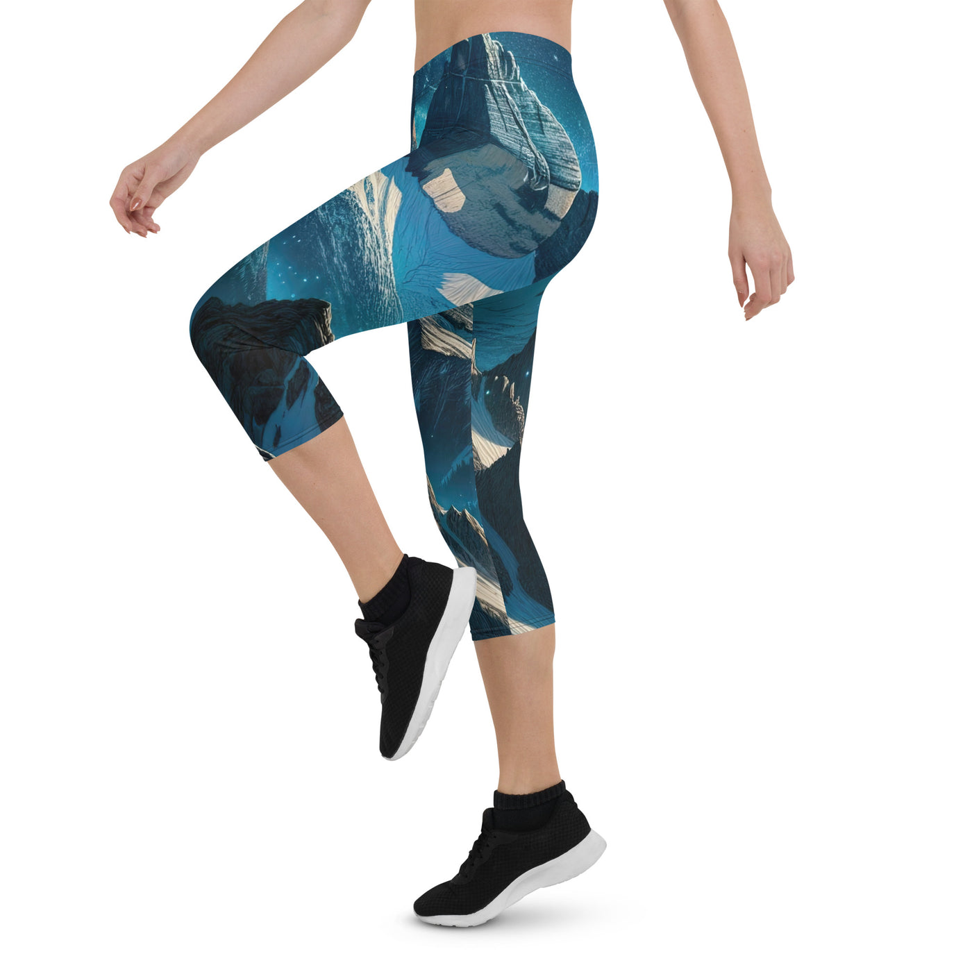 Fuchs in Alpennacht: Digitale Kunst der eisigen Berge im Mondlicht - Capri Leggings (All-Over Print) camping xxx yyy zzz