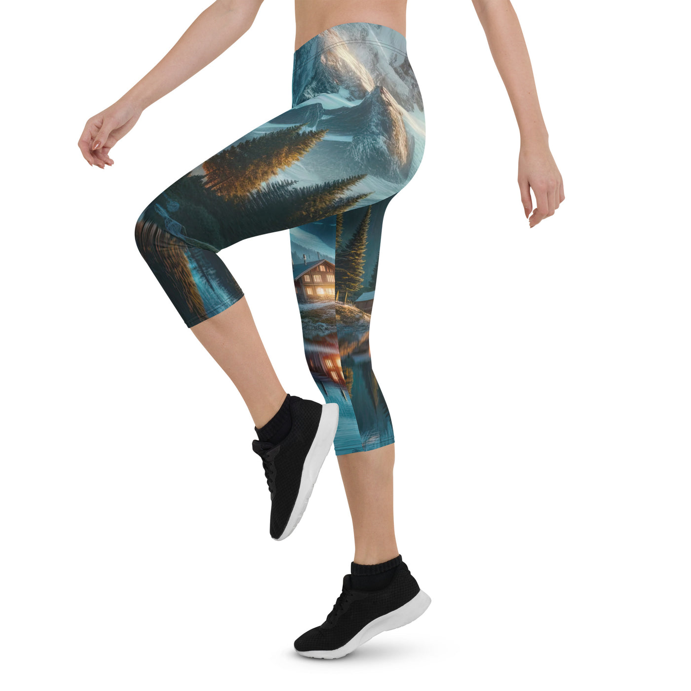 Stille Alpenmajestätik: Digitale Kunst mit Schnee und Bergsee-Spiegelung - Capri Leggings (All-Over Print) berge xxx yyy zzz