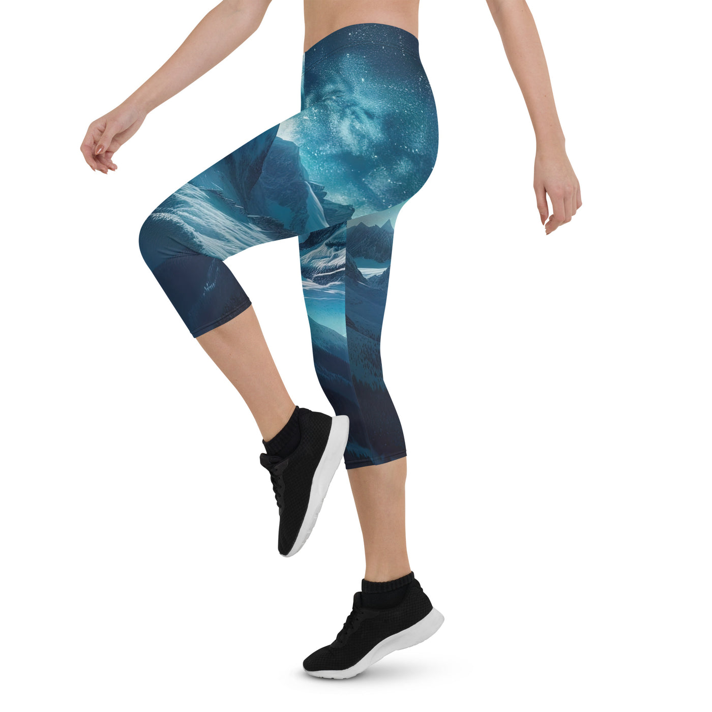 Winterabend in den Bergen: Digitale Kunst mit Sternenhimmel - Capri Leggings (All-Over Print) berge xxx yyy zzz