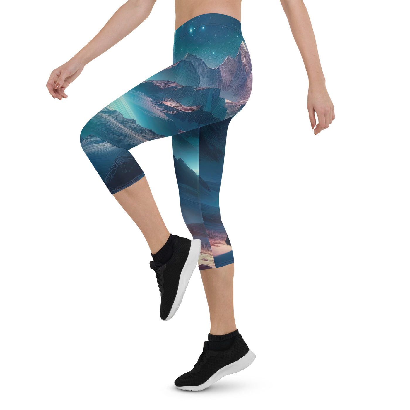 Stille Alpennacht: Digitale Kunst mit Gipfeln und Sternenteppich - Capri Leggings (All-Over Print) wandern xxx yyy zzz