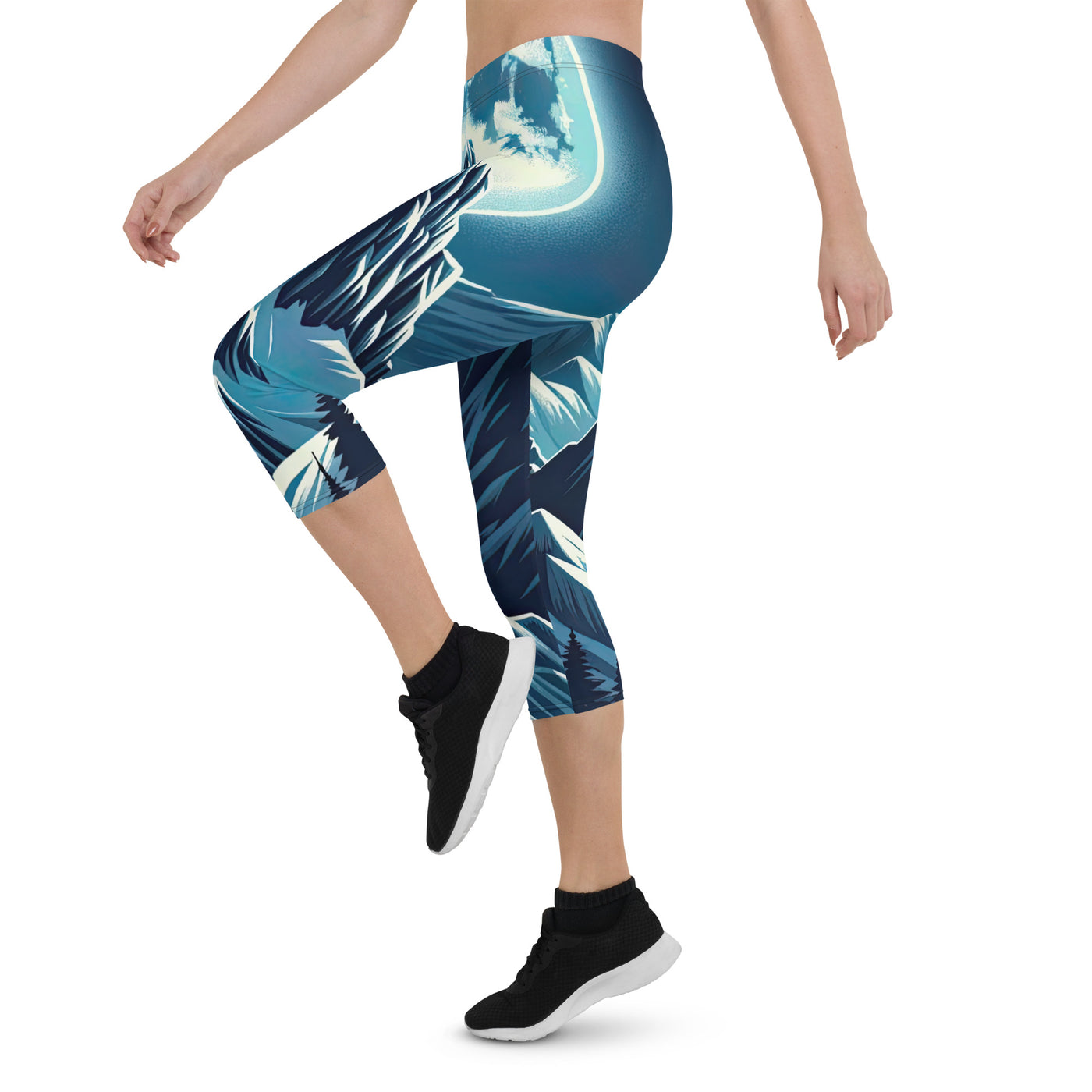 Mondnacht und Gipfelkreuz in den Alpen, glitzernde Schneegipfel - Capri Leggings (All-Over Print) berge xxx yyy zzz