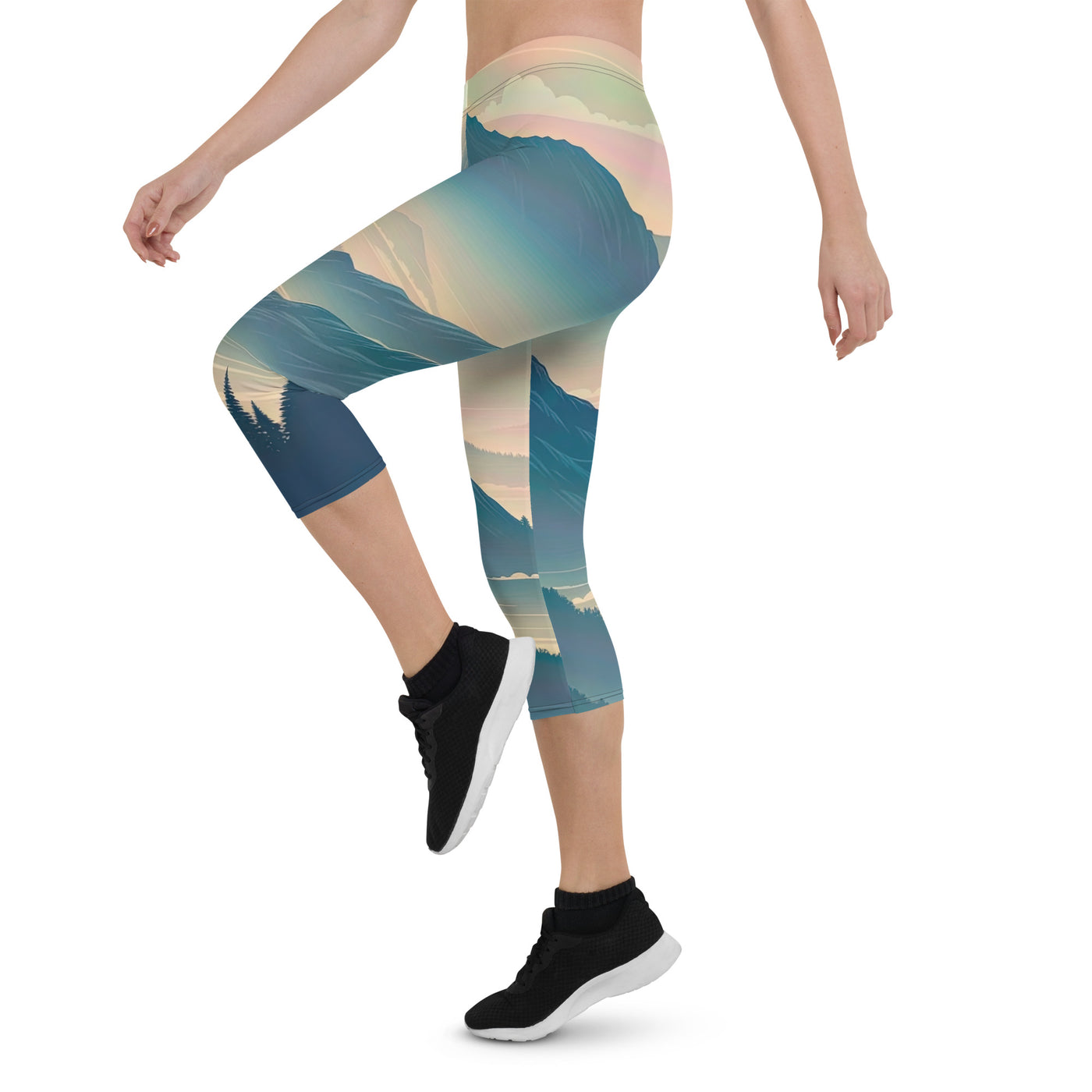 Bergszene bei Morgendämmerung, erste Sonnenstrahlen auf Bergrücken - Capri Leggings (All-Over Print) berge xxx yyy zzz