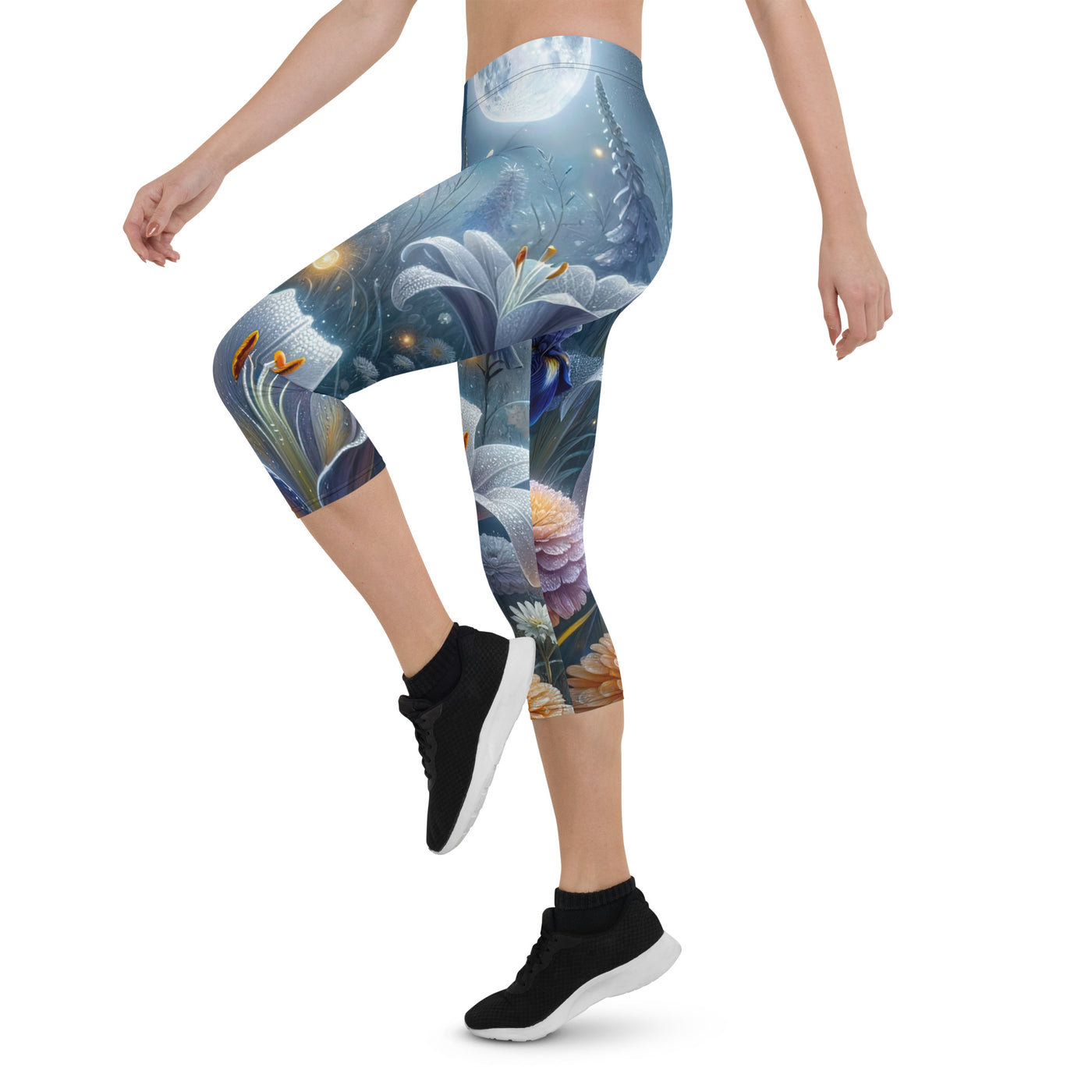 Ätherische Mondnacht auf blühender Wiese, silbriger Blumenglanz - Capri Leggings (All-Over Print) camping xxx yyy zzz