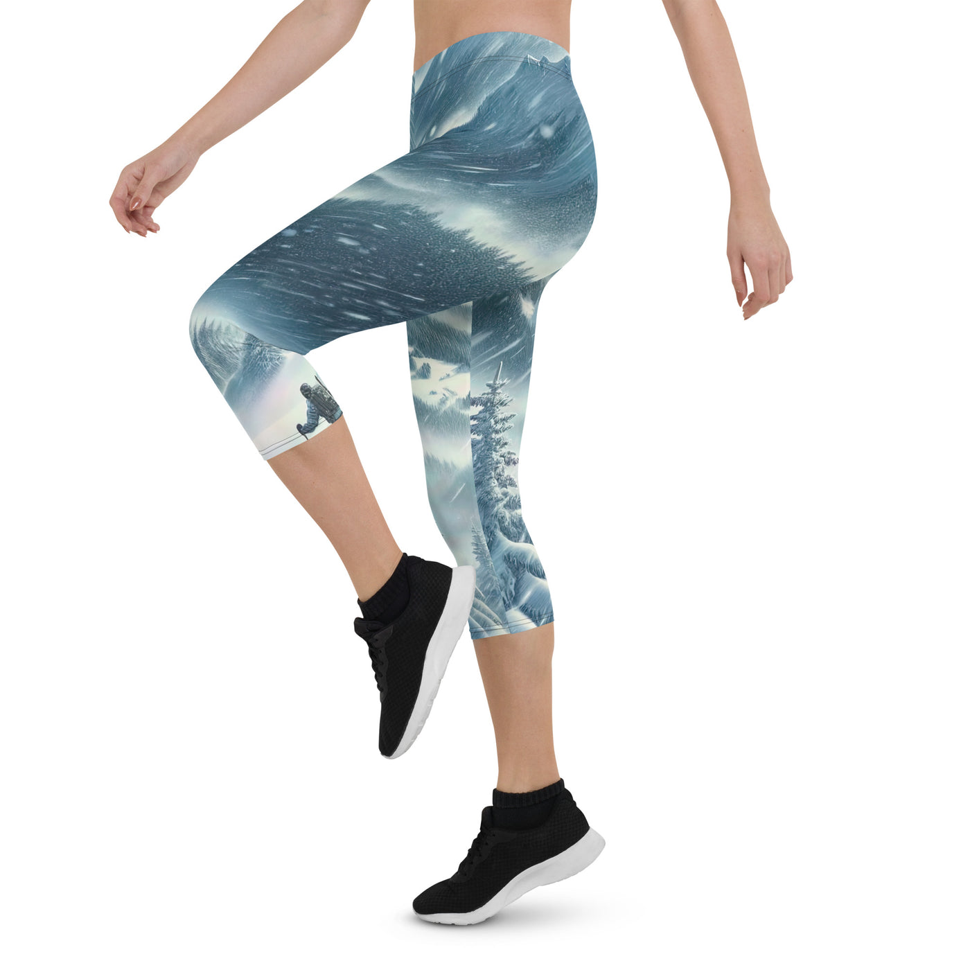 Alpine Wildnis im Wintersturm mit Skifahrer, verschneite Landschaft - Capri Leggings (All-Over Print) klettern ski xxx yyy zzz