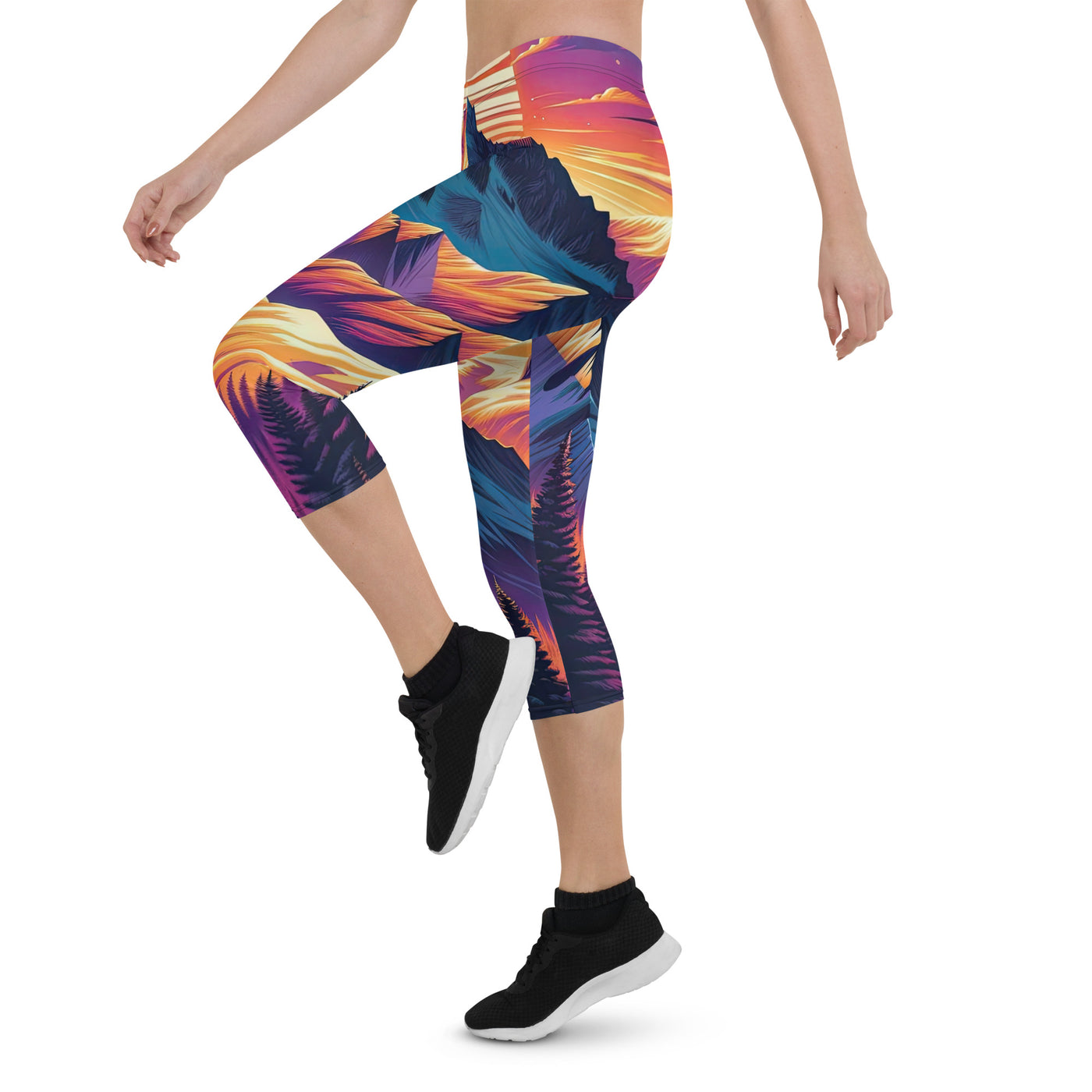 Lebendiger Alpen-Sonnenuntergang, schneebedeckte Gipfel in warmen Tönen - Capri Leggings (All-Over Print) berge xxx yyy zzz