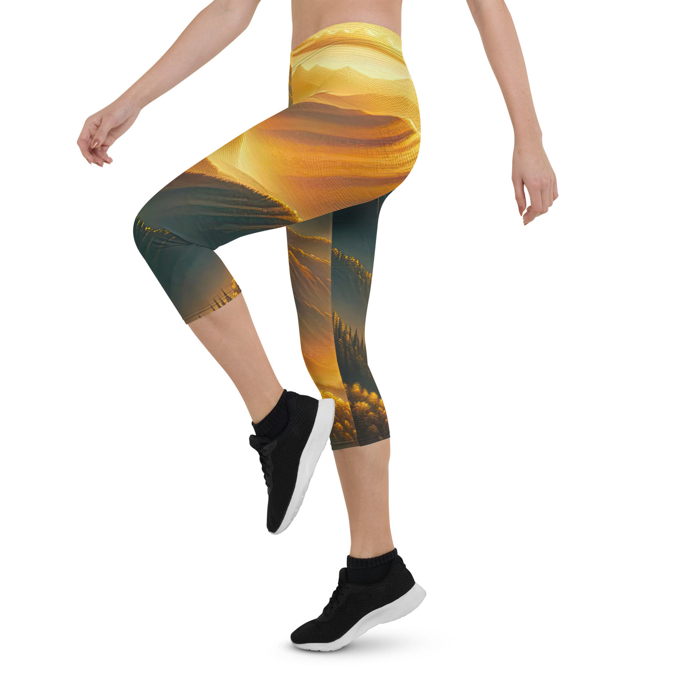 Ölgemälde der Berge in der goldenen Stunde, Sonnenuntergang über warmer Landschaft - Capri Leggings (All-Over Print) berge xxx yyy zzz