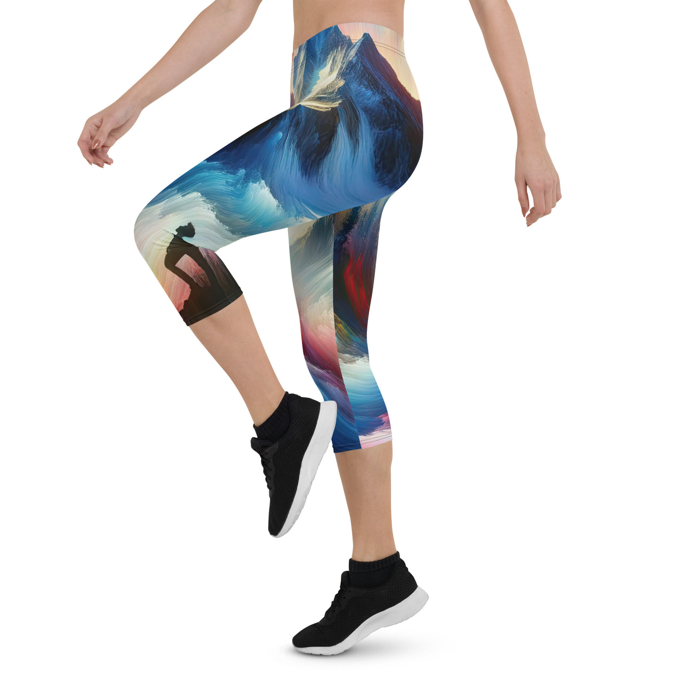 Foto eines abstrakt-expressionistischen Alpengemäldes mit Wanderersilhouette - Capri Leggings (All-Over Print) wandern xxx yyy zzz