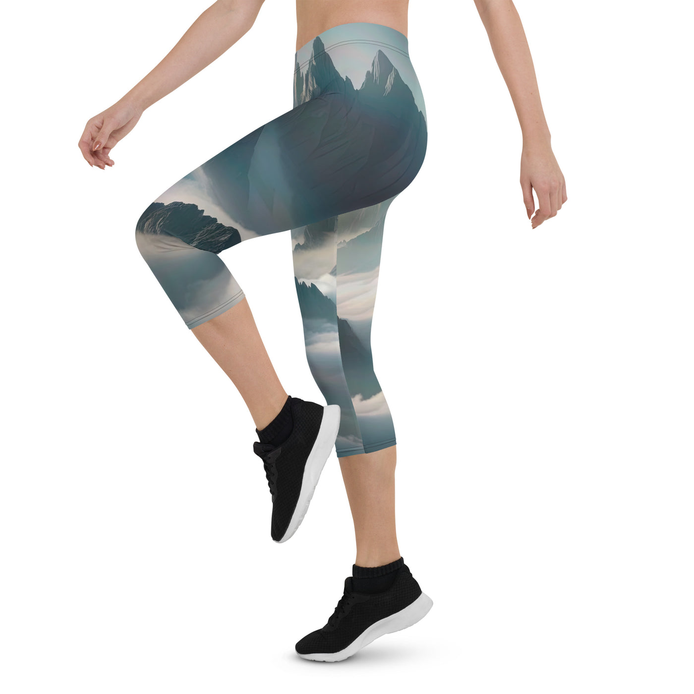 Foto eines nebligen Alpenmorgens, scharfe Gipfel ragen aus dem Nebel - Capri Leggings (All-Over Print) berge xxx yyy zzz