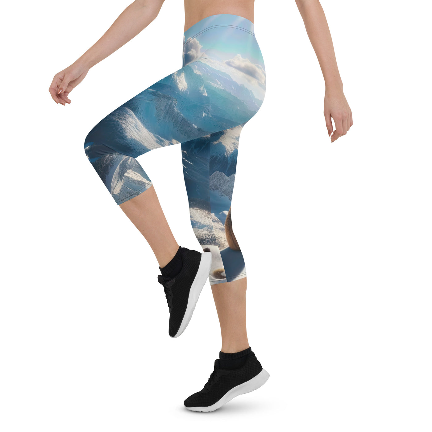 Foto der Alpen im Winter mit Bären auf dem Gipfel, glitzernder Neuschnee unter der Sonne - Capri Leggings (All-Over Print) camping xxx yyy zzz