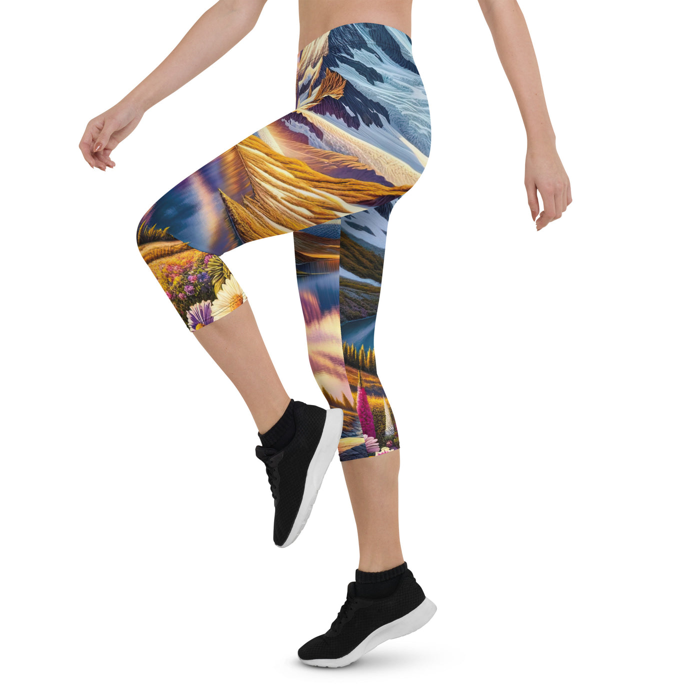 Quadratische Illustration der Alpen mit schneebedeckten Gipfeln und Wildblumen - Capri Leggings (All-Over Print) berge xxx yyy zzz