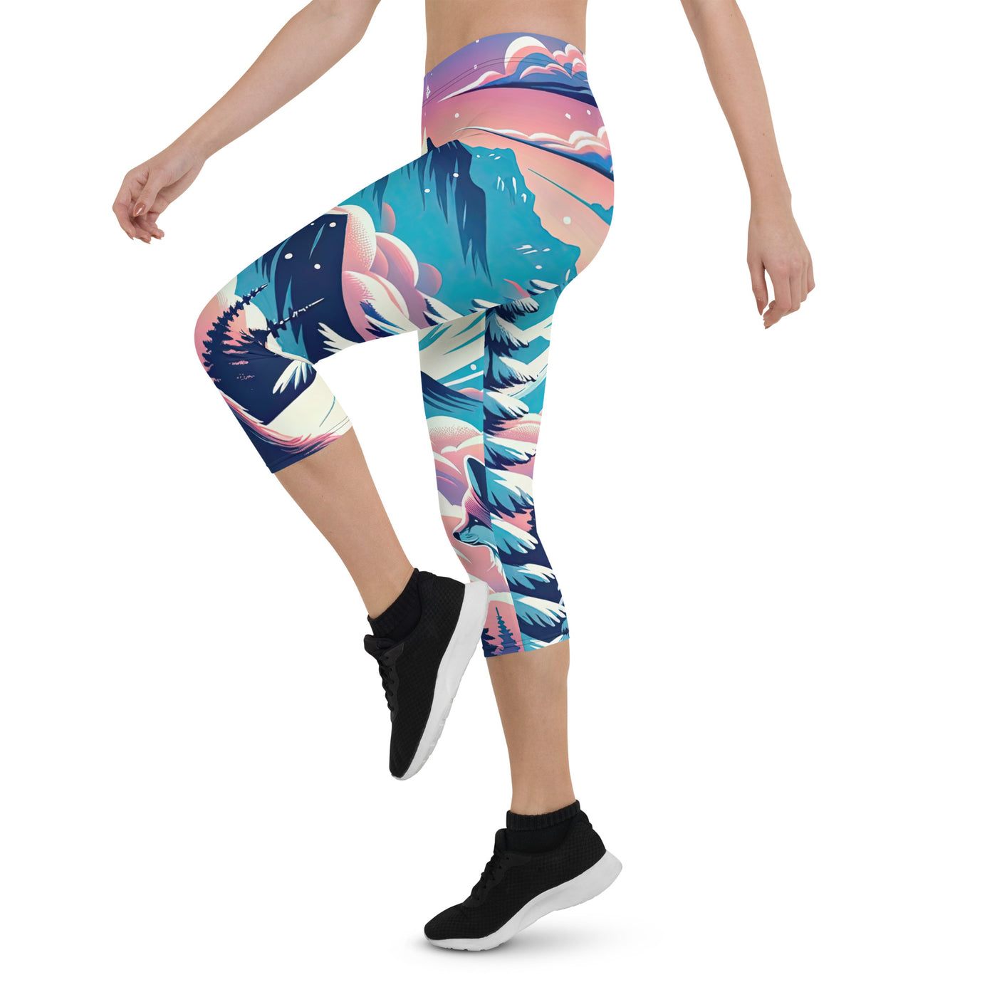 Vektorgrafik eines alpinen Winterwunderlandes mit schneebedeckten Kiefern und einem Fuchs - Capri Leggings (All-Over Print) camping xxx yyy zzz