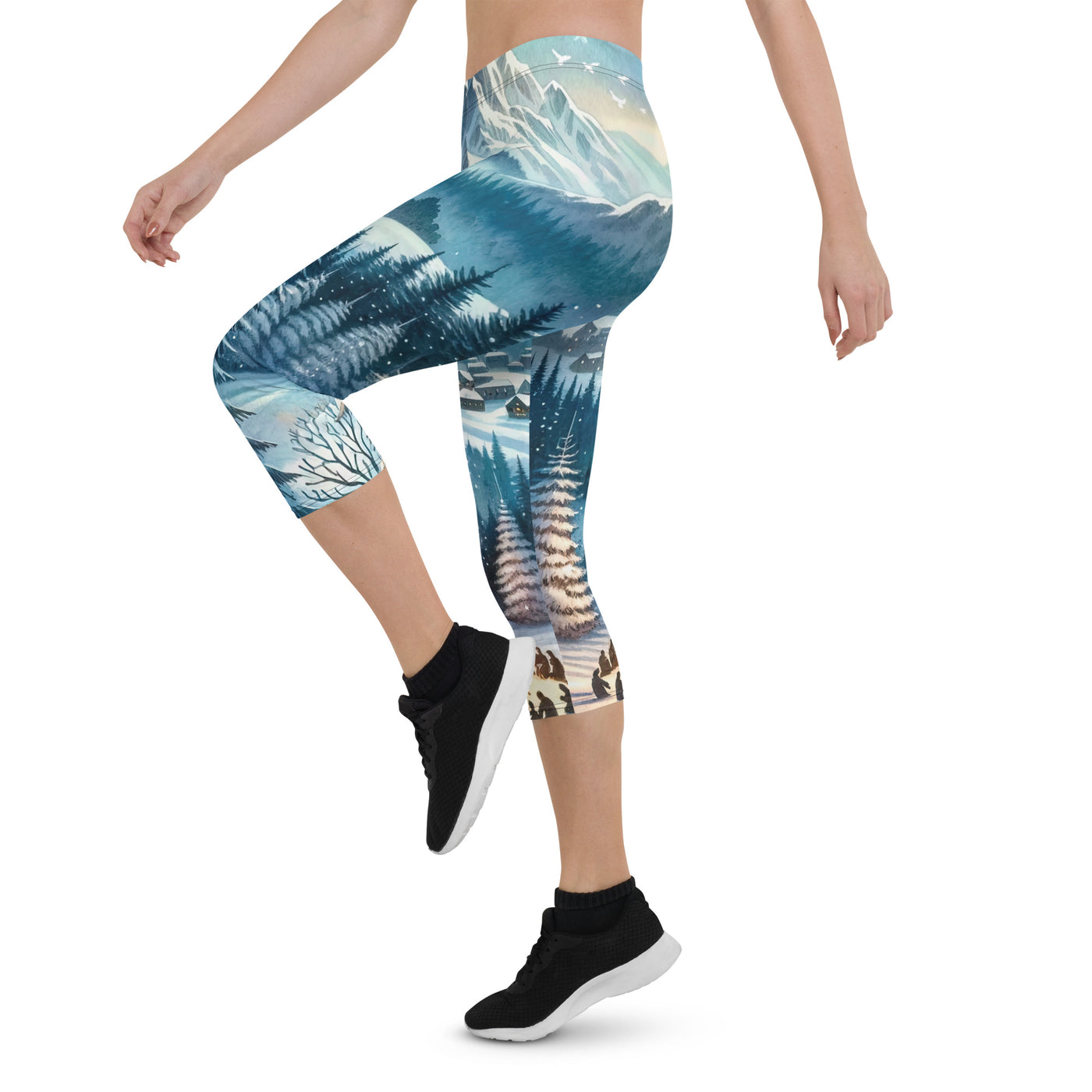 Aquarell eines Winterabends in den Alpen mit Lagerfeuer und Wanderern, glitzernder Neuschnee - Capri Leggings (All-Over Print) camping xxx yyy zzz