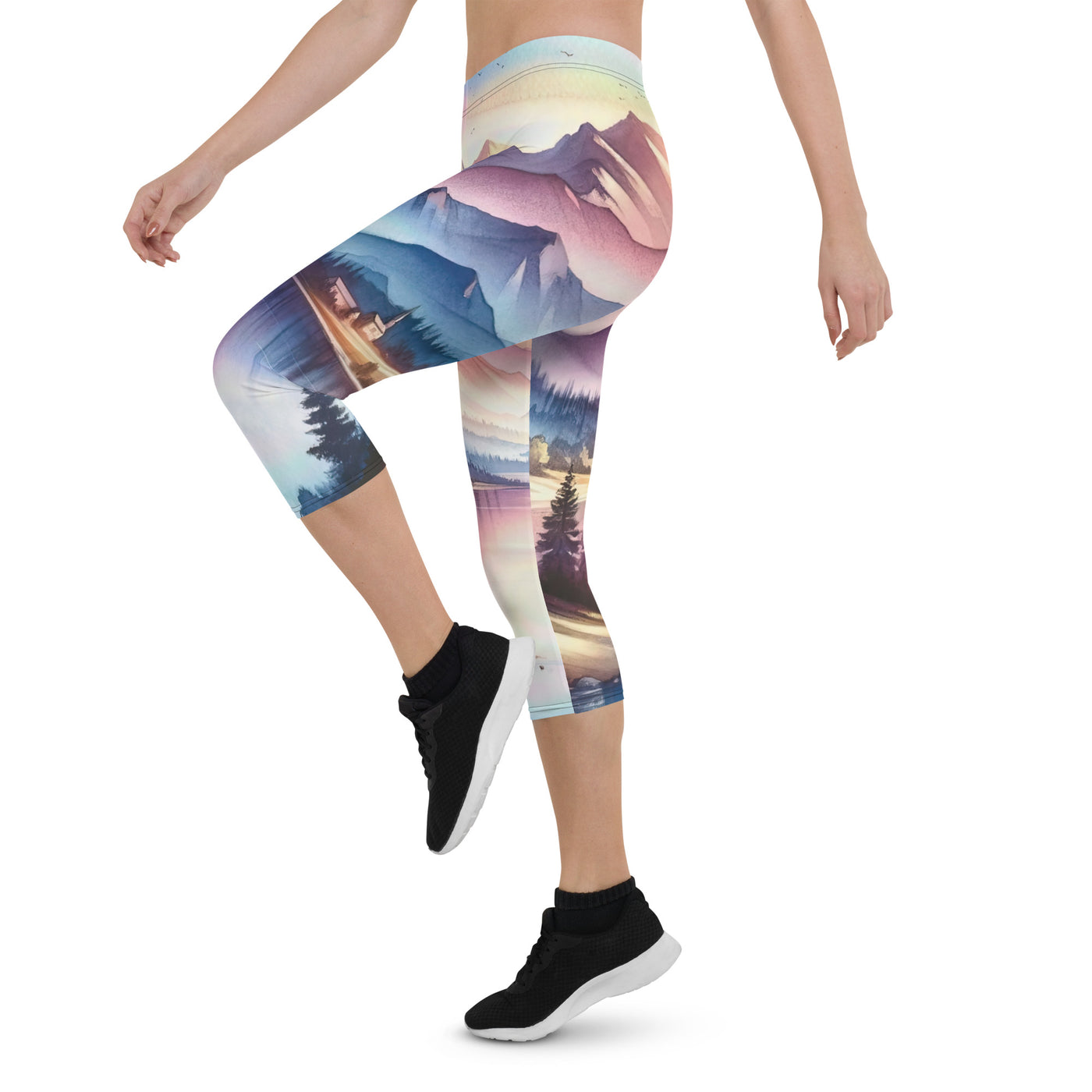 Aquarell einer Dämmerung in den Alpen, Boot auf einem See in Pastell-Licht - Capri Leggings (All-Over Print) berge xxx yyy zzz