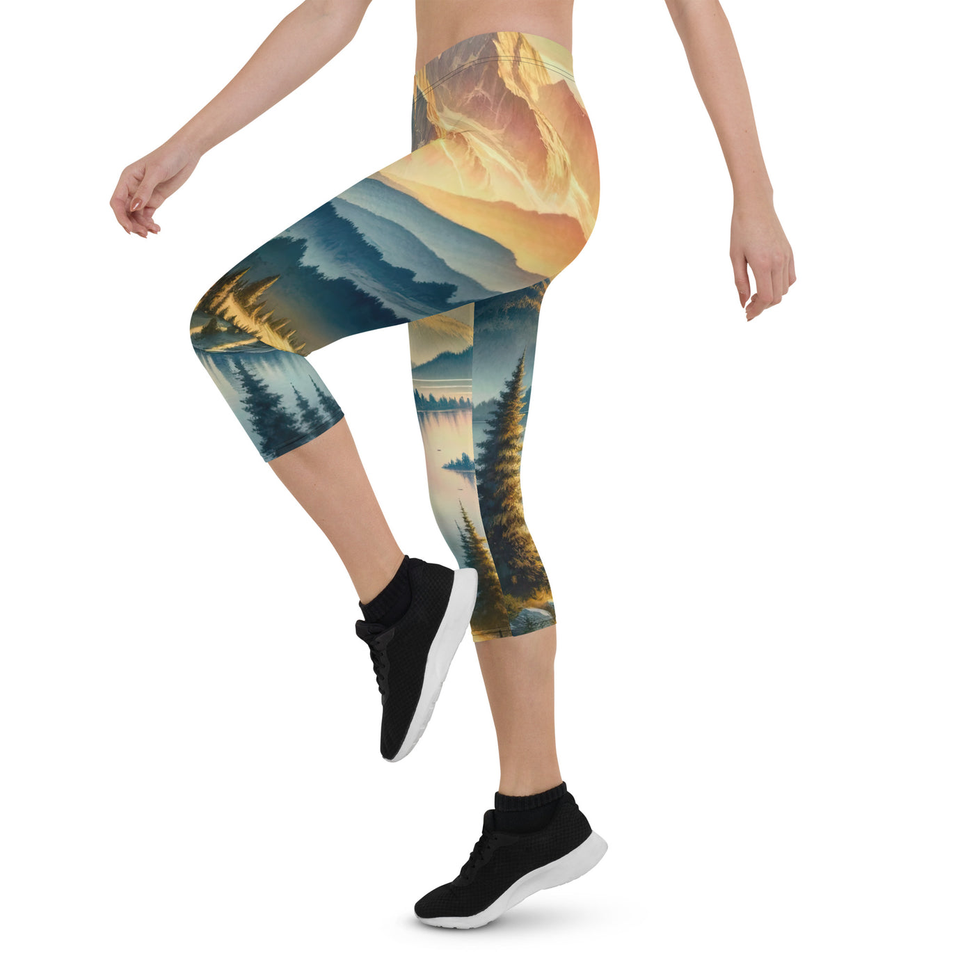 Aquarell der Alpenpracht bei Sonnenuntergang, Berge im goldenen Licht - Capri Leggings (All-Over Print) berge xxx yyy zzz