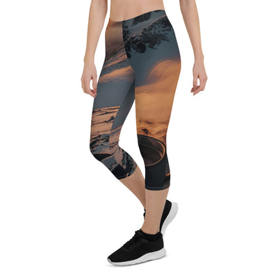 Heißer Kaffee auf einem schneebedeckten Berg - Capri Leggings (All-Over Print) berge xxx