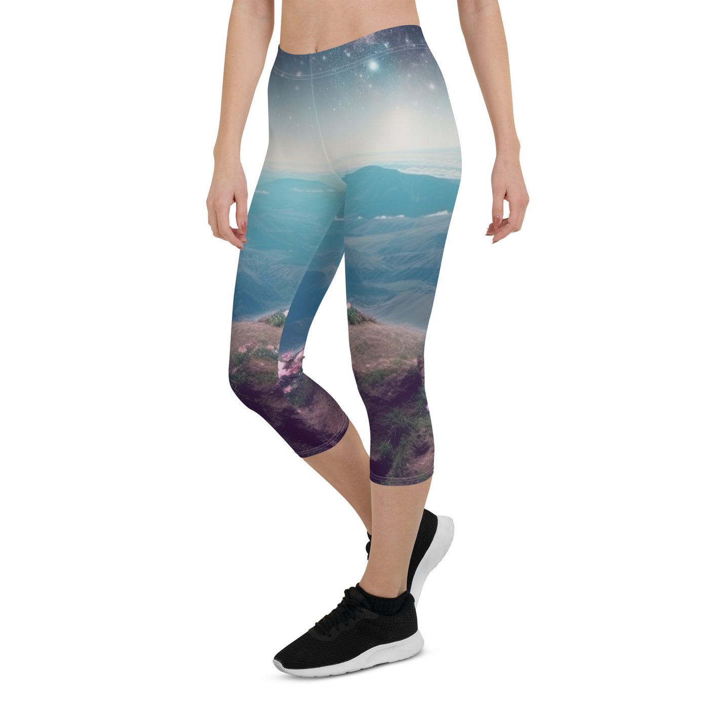 Frau sitzt auf Berg – Cosmos und Sterne im Hintergrund - Landschaftsmalerei - Capri Leggings (All-Over Print) berge xxx