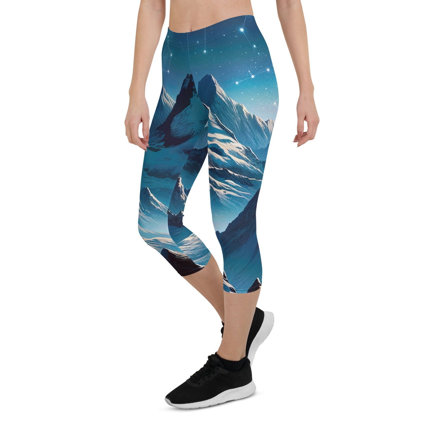 Alpenwinternacht: Digitale Kunst mit Wanderern in Bergen und Sternenhimmel - Capri Leggings (All-Over Print) wandern xxx yyy zzz