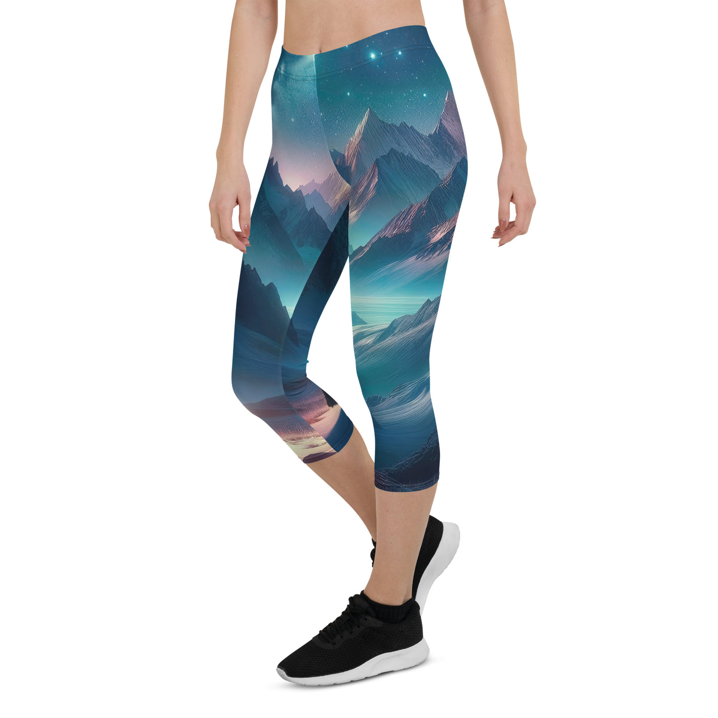 Stille Alpennacht: Digitale Kunst mit Gipfeln und Sternenteppich - Capri Leggings (All-Over Print) wandern xxx yyy zzz