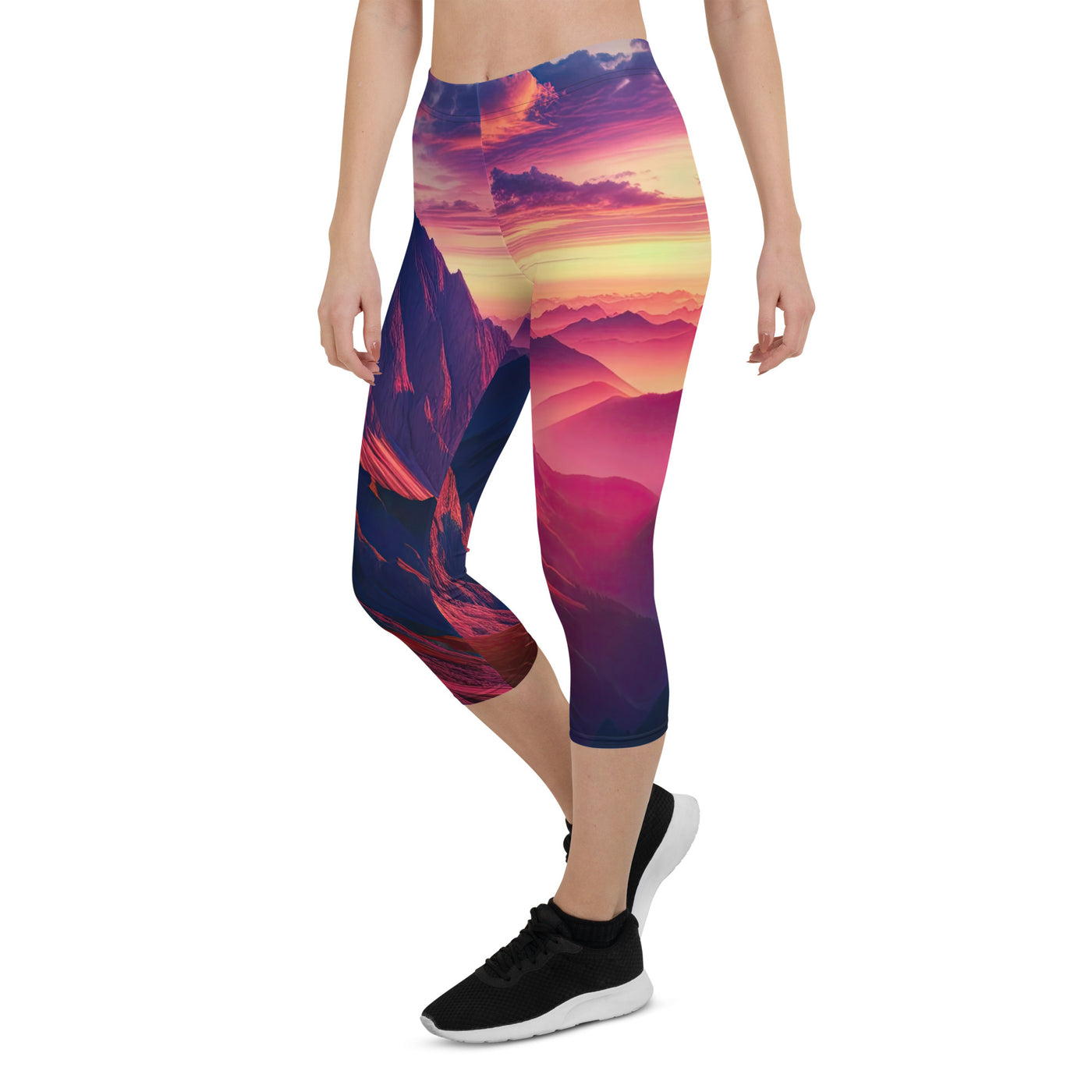 Dramatischer Alpen-Sonnenaufgang, Gipfelkreuz und warme Himmelsfarben - Capri Leggings (All-Over Print) berge xxx yyy zzz