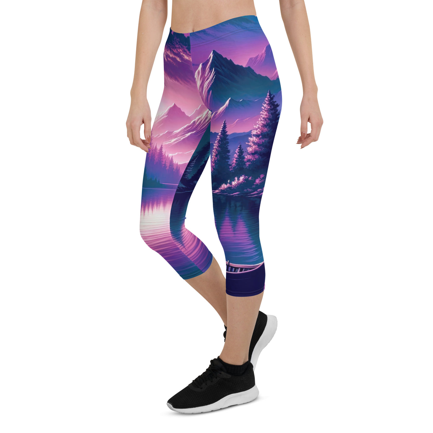 Magische Alpen-Dämmerung, rosa-lila Himmel und Bergsee mit Boot - Capri Leggings (All-Over Print) berge xxx yyy zzz