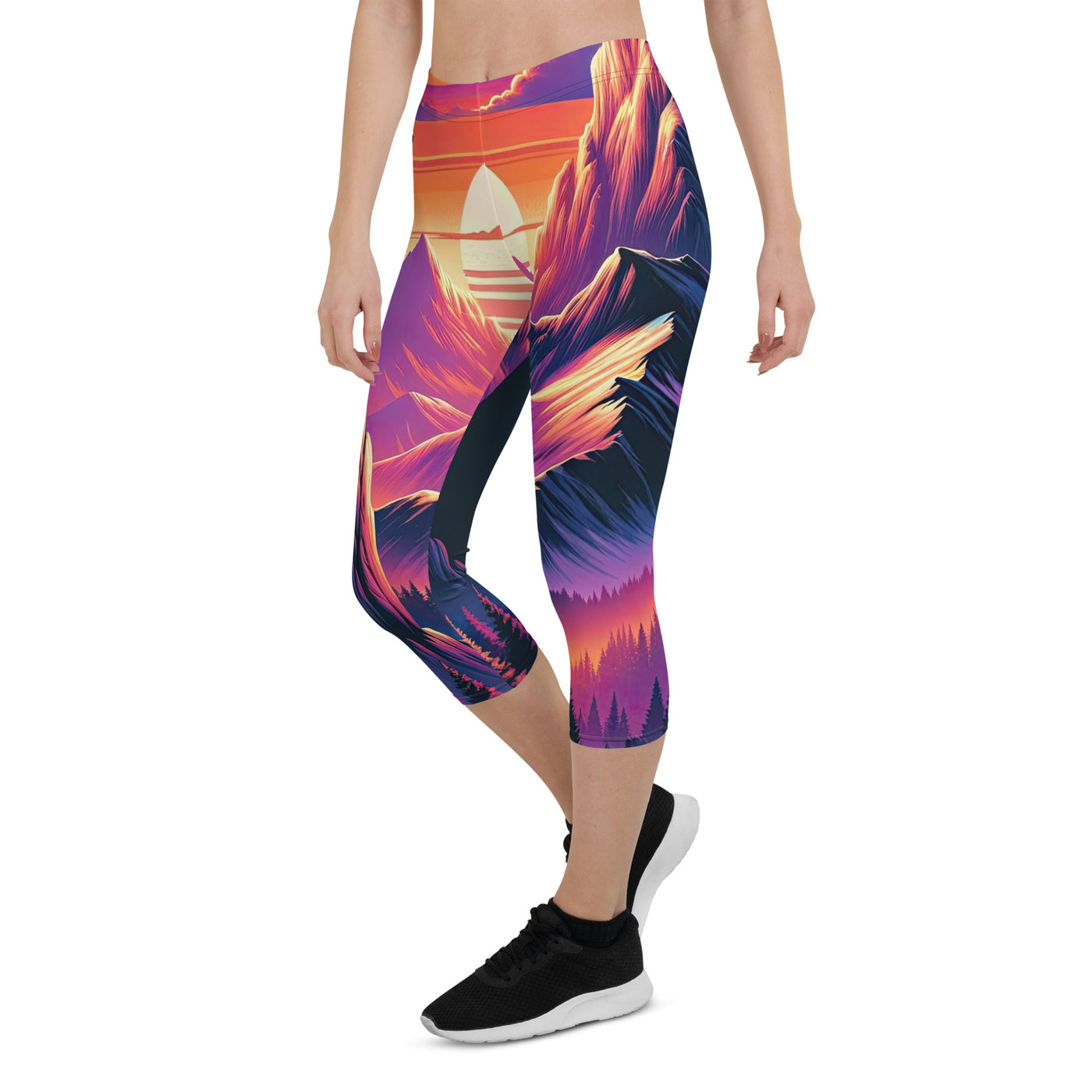 Alpen-Sonnenuntergang mit Bär auf Hügel, warmes Himmelsfarbenspiel - Capri Leggings (All-Over Print) camping xxx yyy zzz