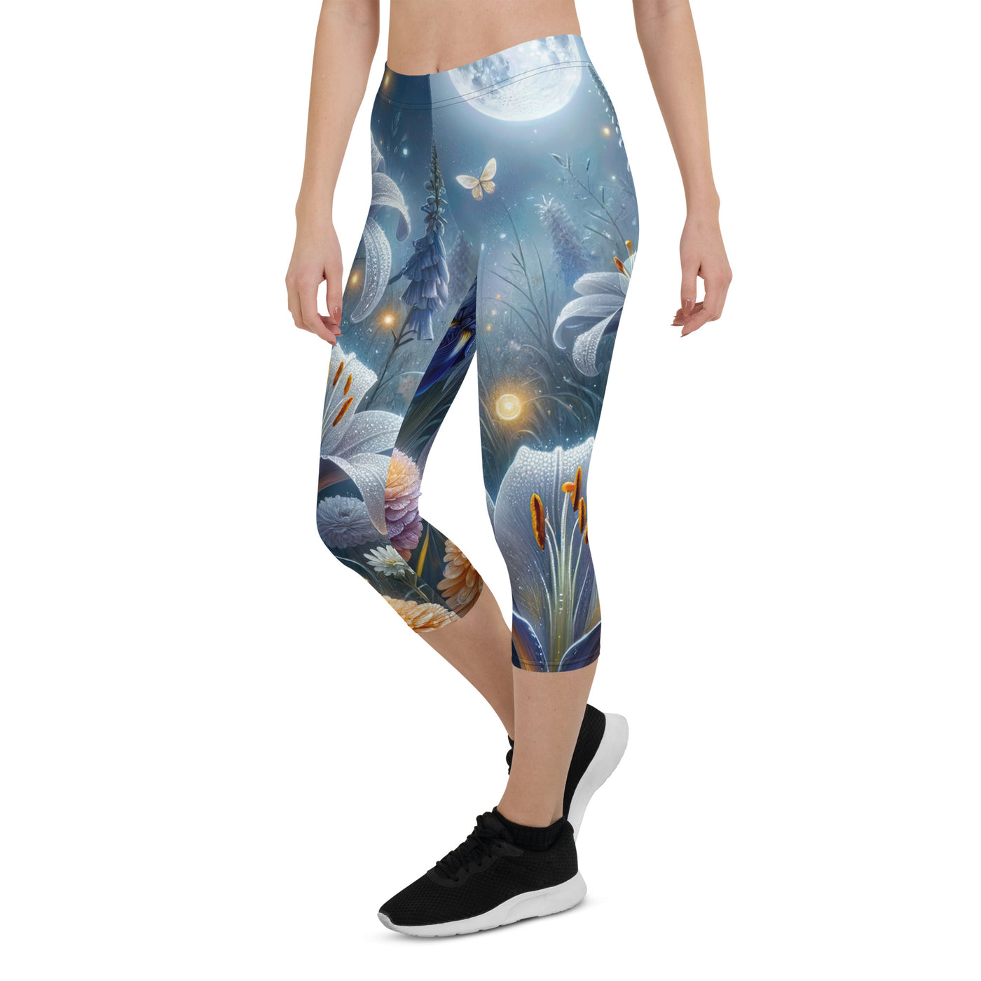 Ätherische Mondnacht auf blühender Wiese, silbriger Blumenglanz - Capri Leggings (All-Over Print) camping xxx yyy zzz