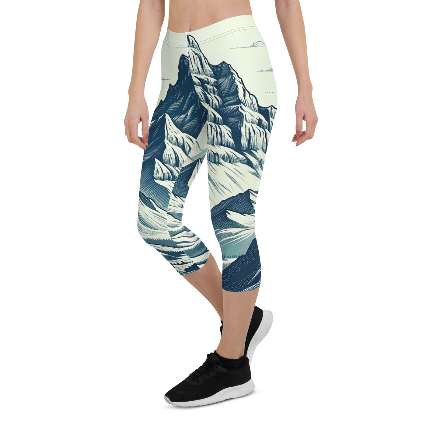 Ausgedehnte Bergkette mit dominierendem Gipfel und wehender Schweizer Flagge - Capri Leggings (All-Over Print) berge xxx yyy zzz