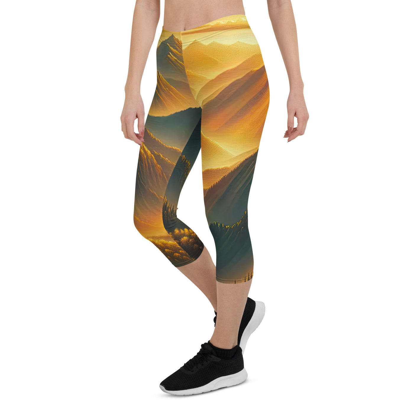 Ölgemälde der Berge in der goldenen Stunde, Sonnenuntergang über warmer Landschaft - Capri Leggings (All-Over Print) berge xxx yyy zzz