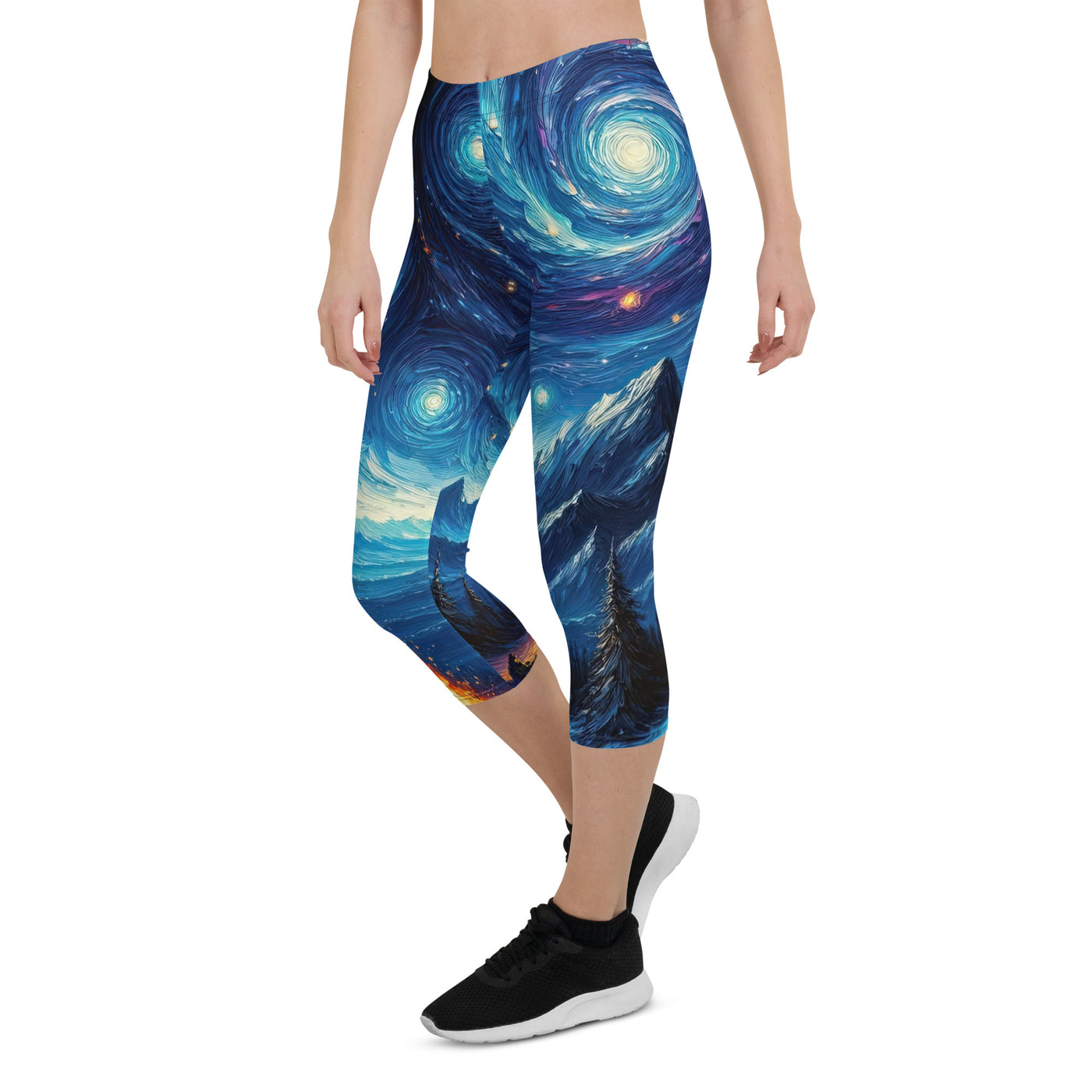 Sternennacht über den Alpen inspiriertes Ölgemälde, mystischer Nachthimmel in Blau - Capri Leggings (All-Over Print) camping xxx yyy zzz