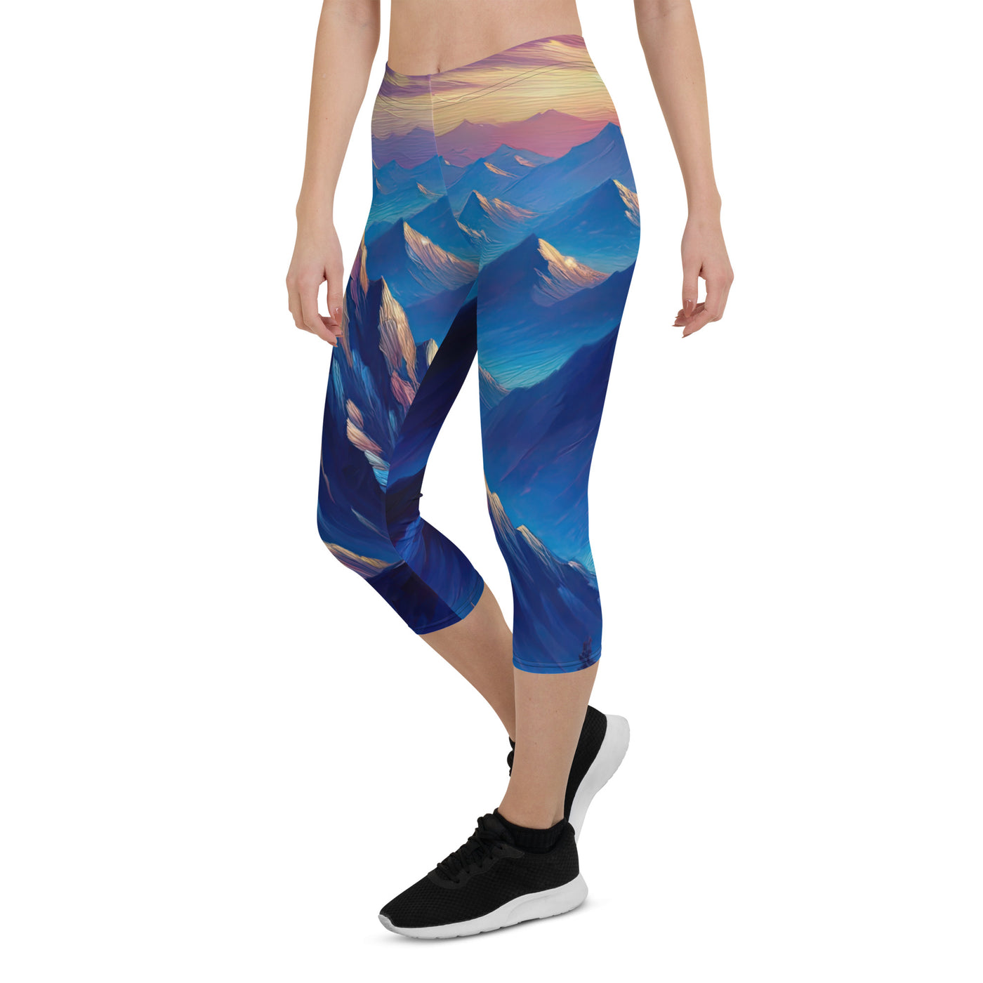 Ölgemälde eines ruhigen Alpenabends mit Bergsteigersilhouette auf dem Gipfel - Capri Leggings (All-Over Print) wandern xxx yyy zzz