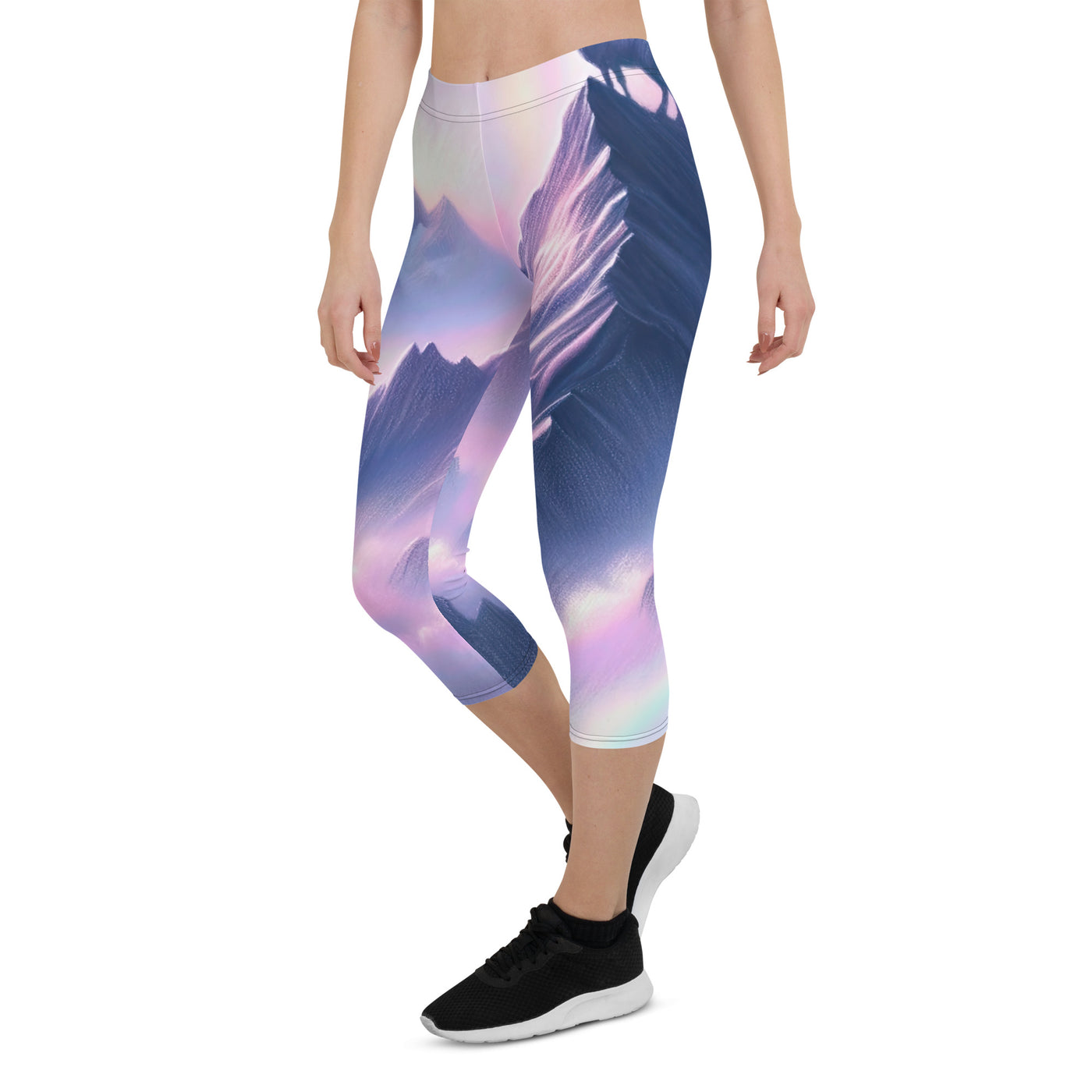 Pastellzeichnung der Alpen im Morgengrauen mit Steinbock in Rosa- und Lavendeltönen - Capri Leggings (All-Over Print) berge xxx yyy zzz