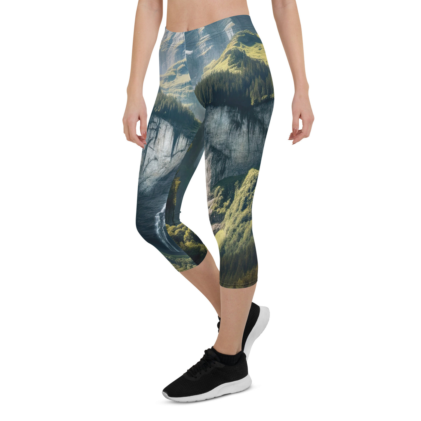 Foto der sommerlichen Alpen mit üppigen Gipfeln und Wasserfall - Capri Leggings (All-Over Print) berge xxx yyy zzz