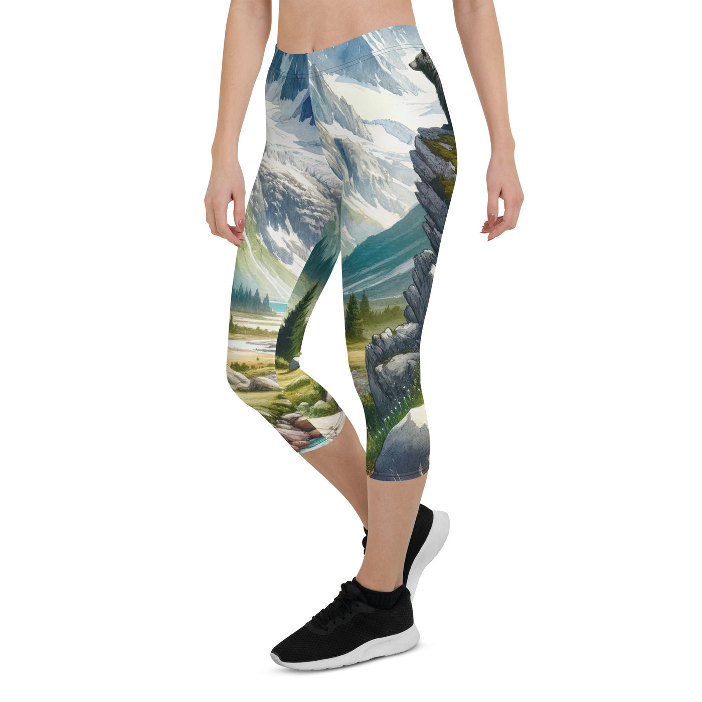 Aquarellmalerei eines Bären und der sommerlichen Alpenschönheit mit schneebedeckten Ketten - Capri Leggings (All-Over Print) camping xxx yyy zzz