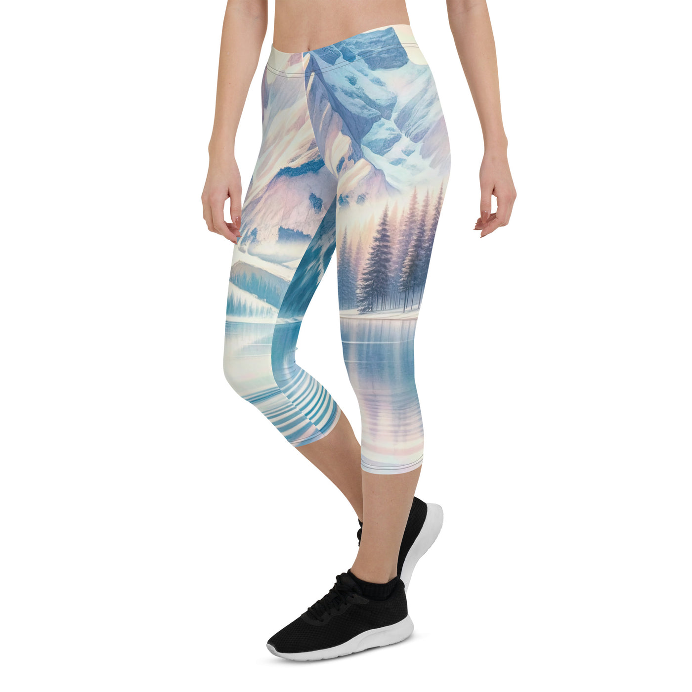 Aquarell eines klaren Alpenmorgens, Boot auf Bergsee in Pastelltönen - Capri Leggings (All-Over Print) berge xxx yyy zzz