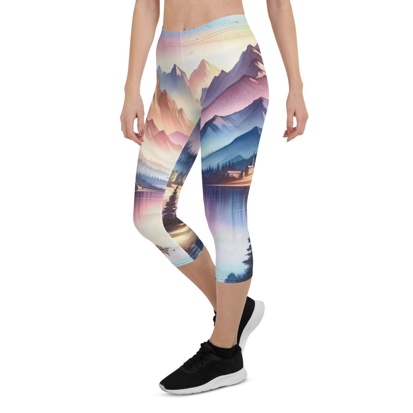 Aquarell einer Dämmerung in den Alpen, Boot auf einem See in Pastell-Licht - Capri Leggings (All-Over Print) berge xxx yyy zzz