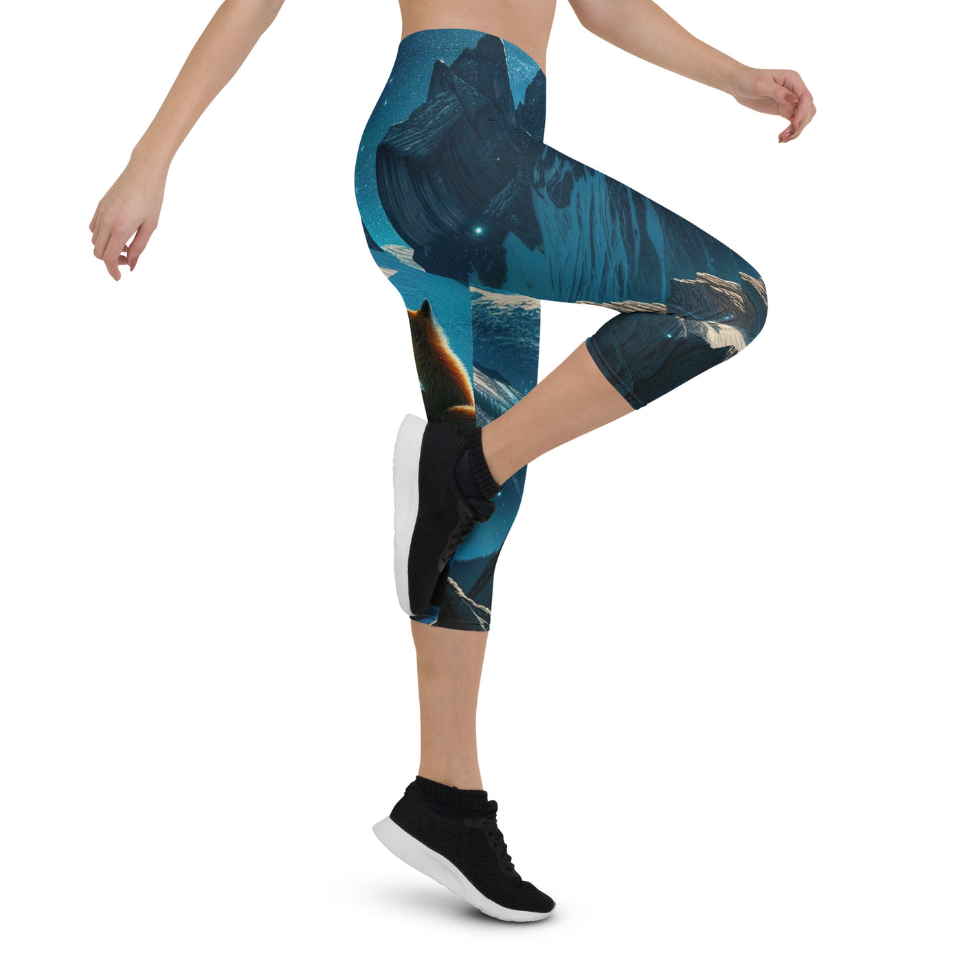 Fuchs in Alpennacht: Digitale Kunst der eisigen Berge im Mondlicht - Capri Leggings (All-Over Print) camping xxx yyy zzz