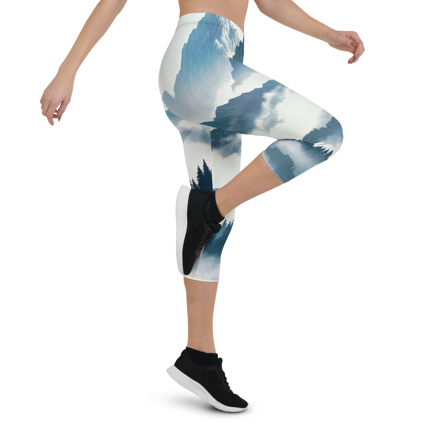 Nebeliger Alpenmorgen-Essenz, verdeckte Täler und Wälder - Capri Leggings (All-Over Print) berge xxx yyy zzz