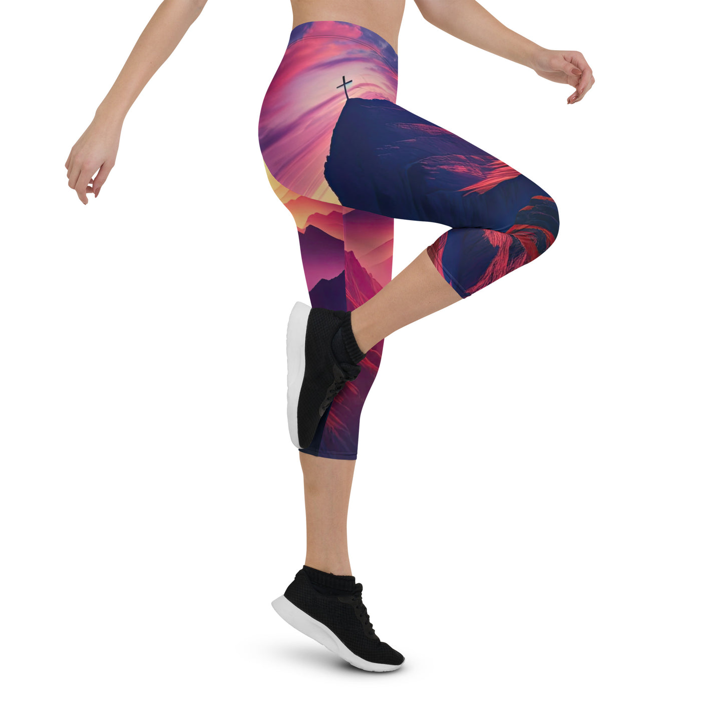 Dramatischer Alpen-Sonnenaufgang, Gipfelkreuz und warme Himmelsfarben - Capri Leggings (All-Over Print) berge xxx yyy zzz