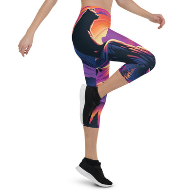 Alpen-Sonnenuntergang mit Bär auf Hügel, warmes Himmelsfarbenspiel - Capri Leggings (All-Over Print) camping xxx yyy zzz