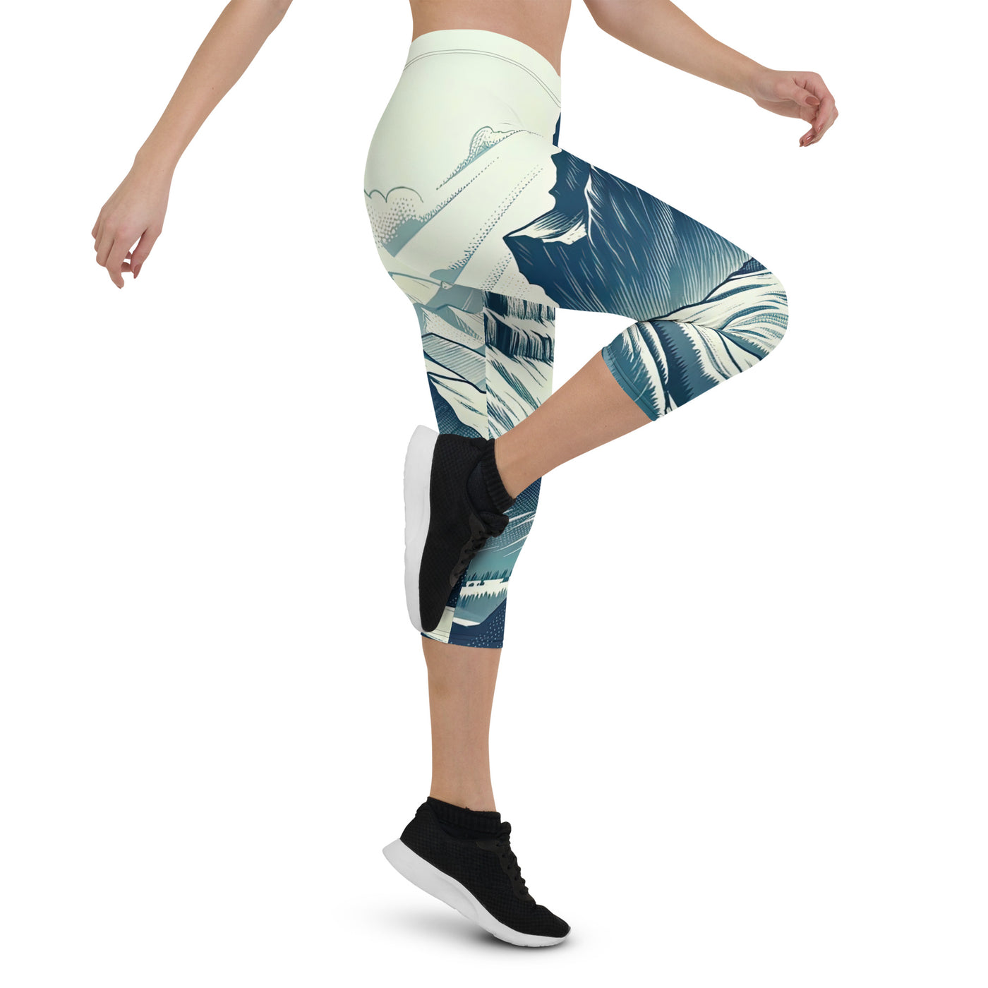 Ausgedehnte Bergkette mit dominierendem Gipfel und wehender Schweizer Flagge - Capri Leggings (All-Over Print) berge xxx yyy zzz