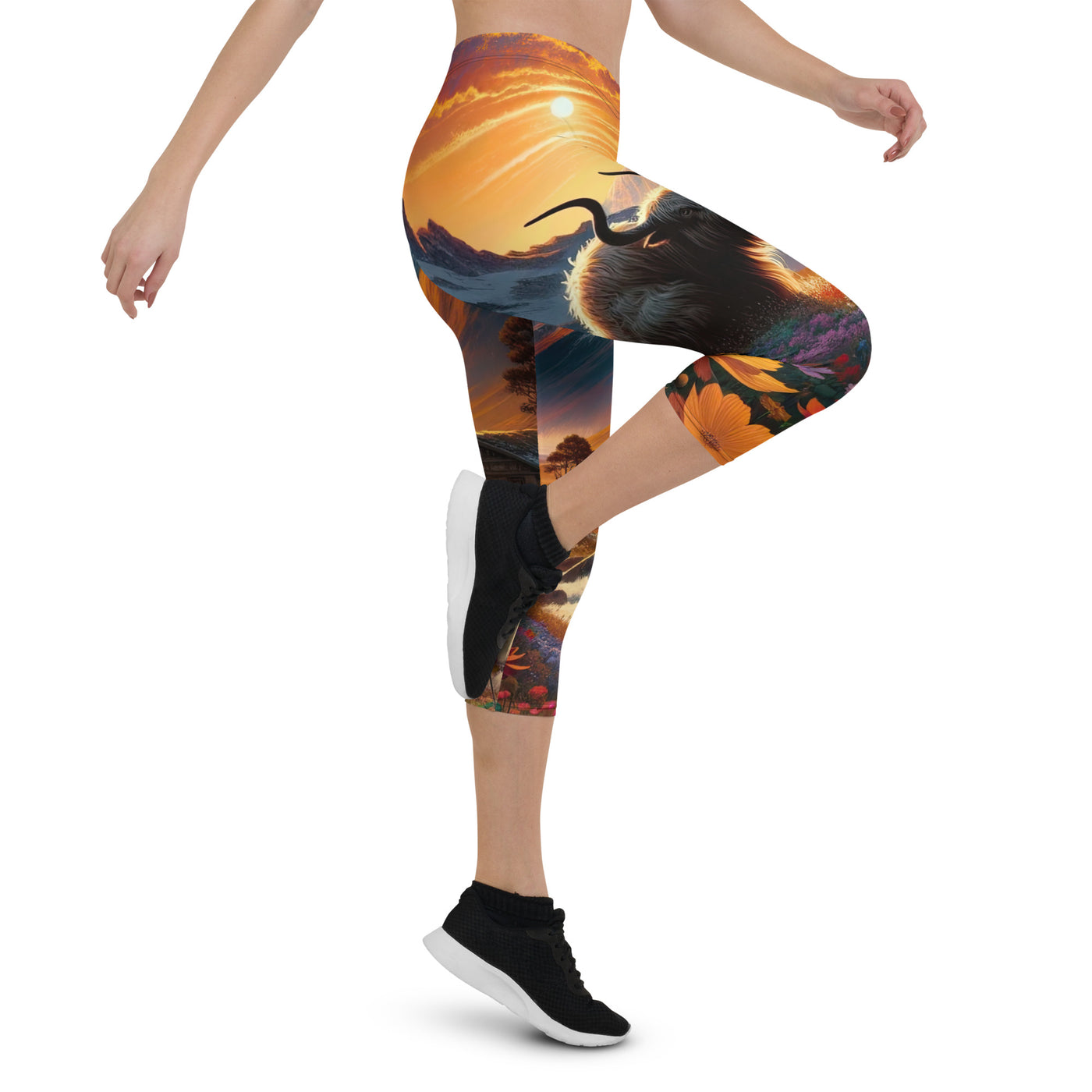 Magischer Alpenabend mit Hochlandkuh und goldener Sonnenkulisse - Capri Leggings (All-Over Print) berge xxx yyy zzz