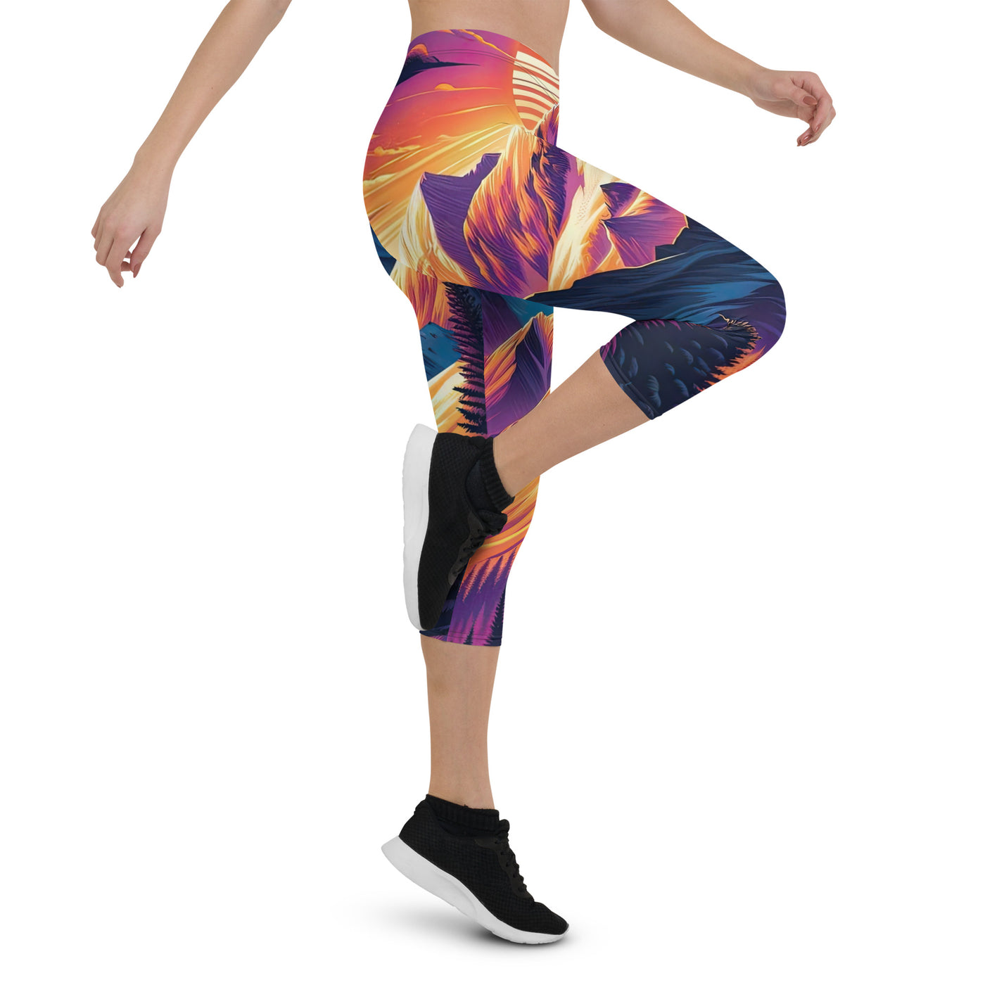 Lebendiger Alpen-Sonnenuntergang, schneebedeckte Gipfel in warmen Tönen - Capri Leggings (All-Over Print) berge xxx yyy zzz