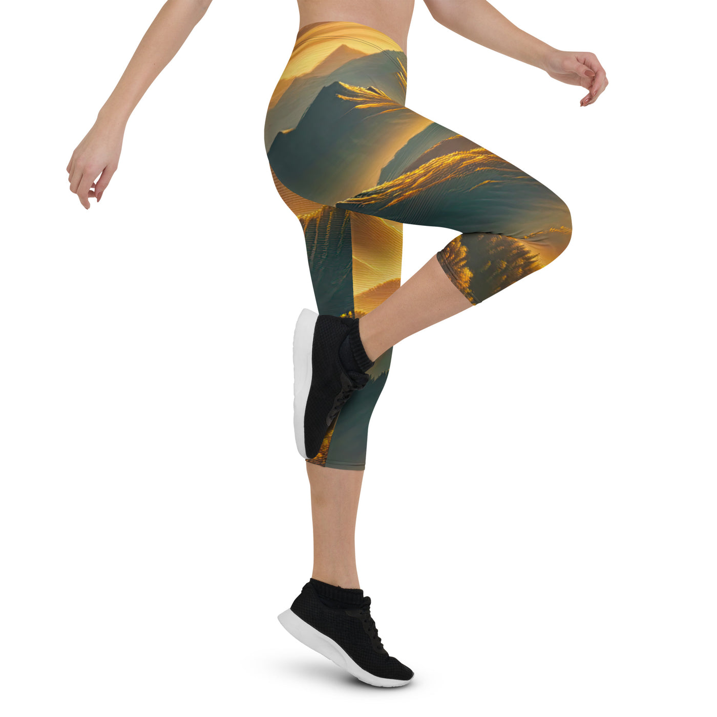 Ölgemälde der Berge in der goldenen Stunde, Sonnenuntergang über warmer Landschaft - Capri Leggings (All-Over Print) berge xxx yyy zzz